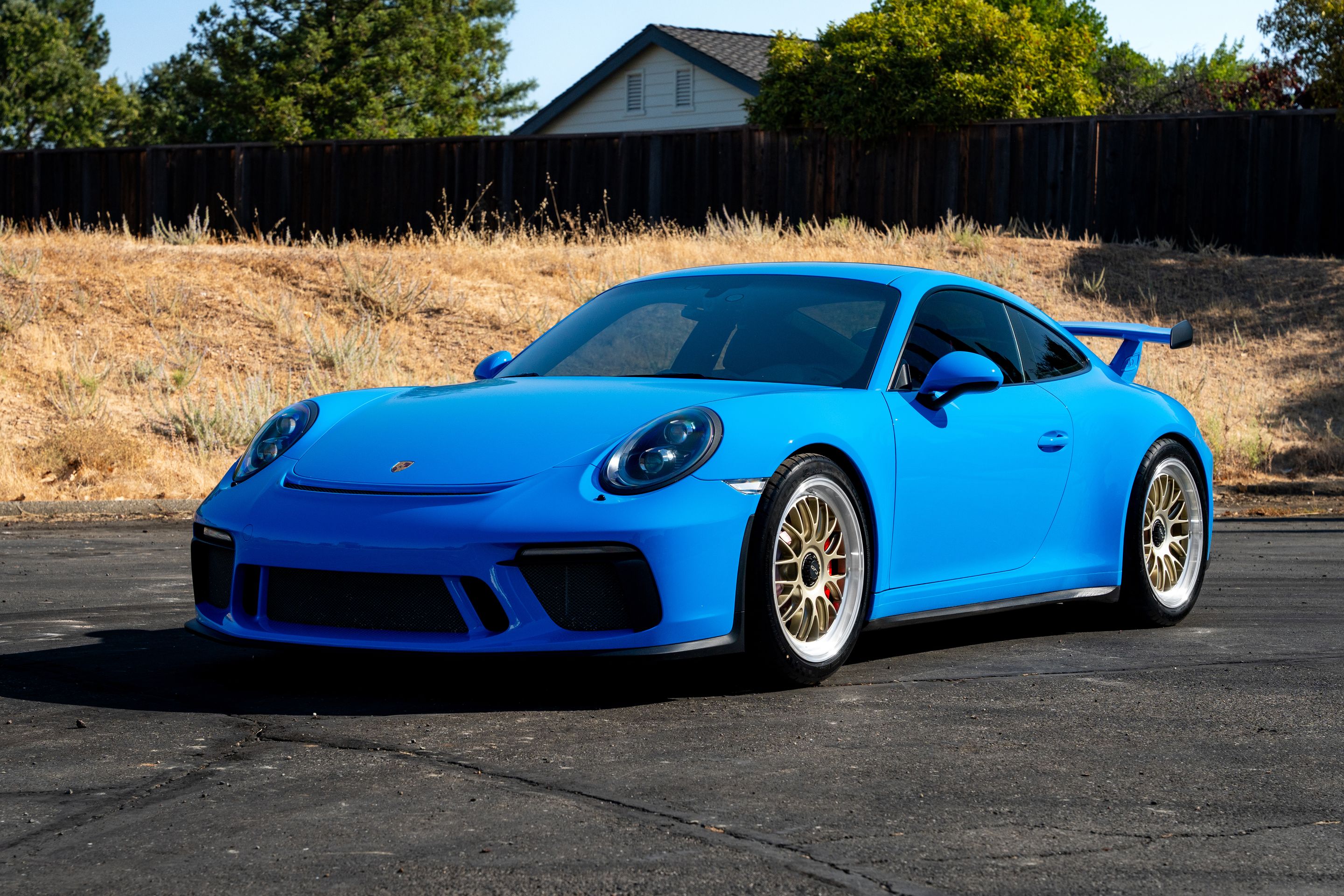 Blue Porsche 911 991.2 GT3 with 19" ML-10RT Apex wheels in Machined Lip Gloss Motorsport Gold