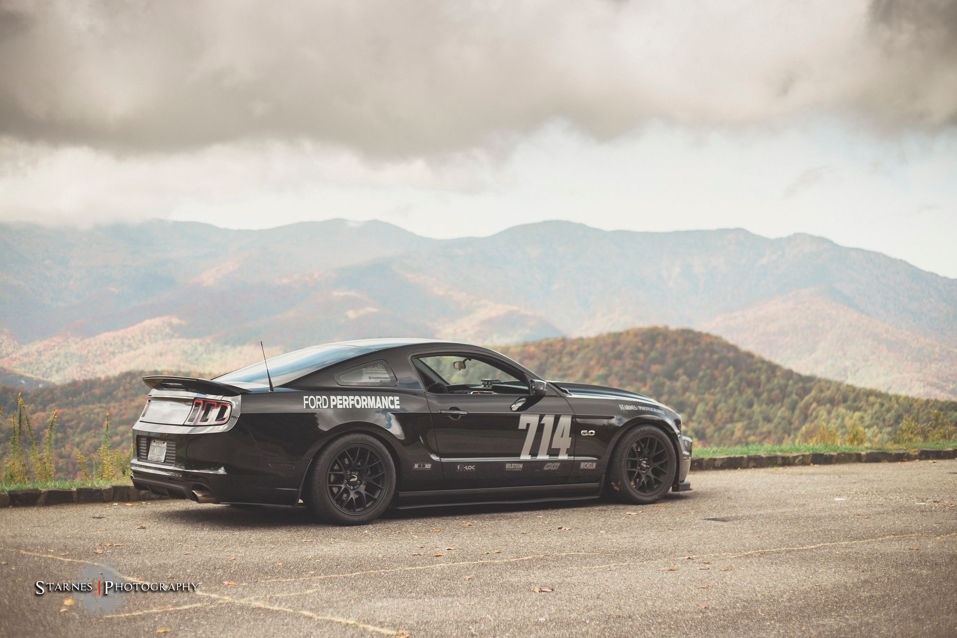 Ford S197 Mustang GT with 18