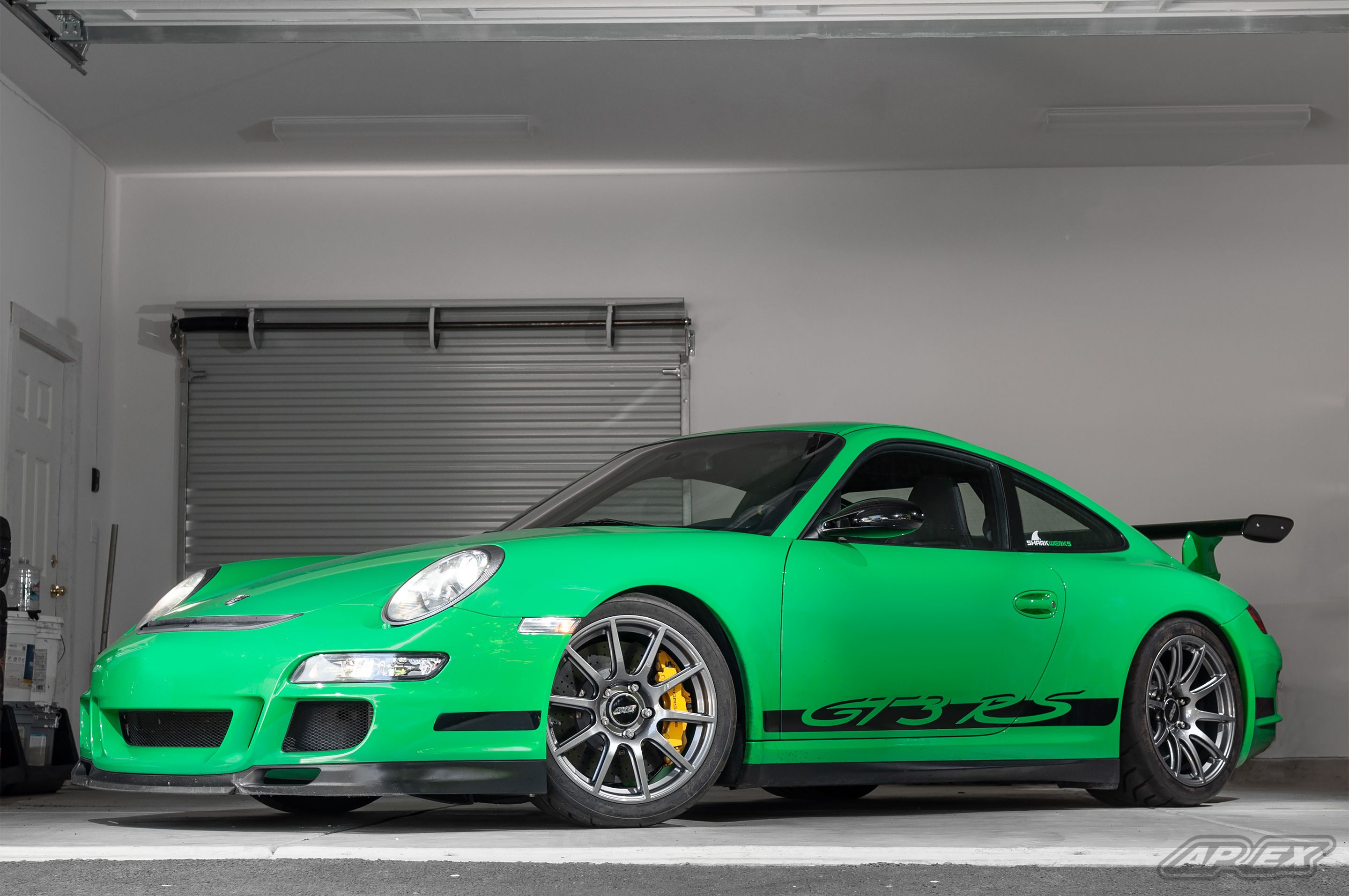 Green Porsche 911 997 GT3 RS with 18" SM-10 Apex wheels in Anthracite