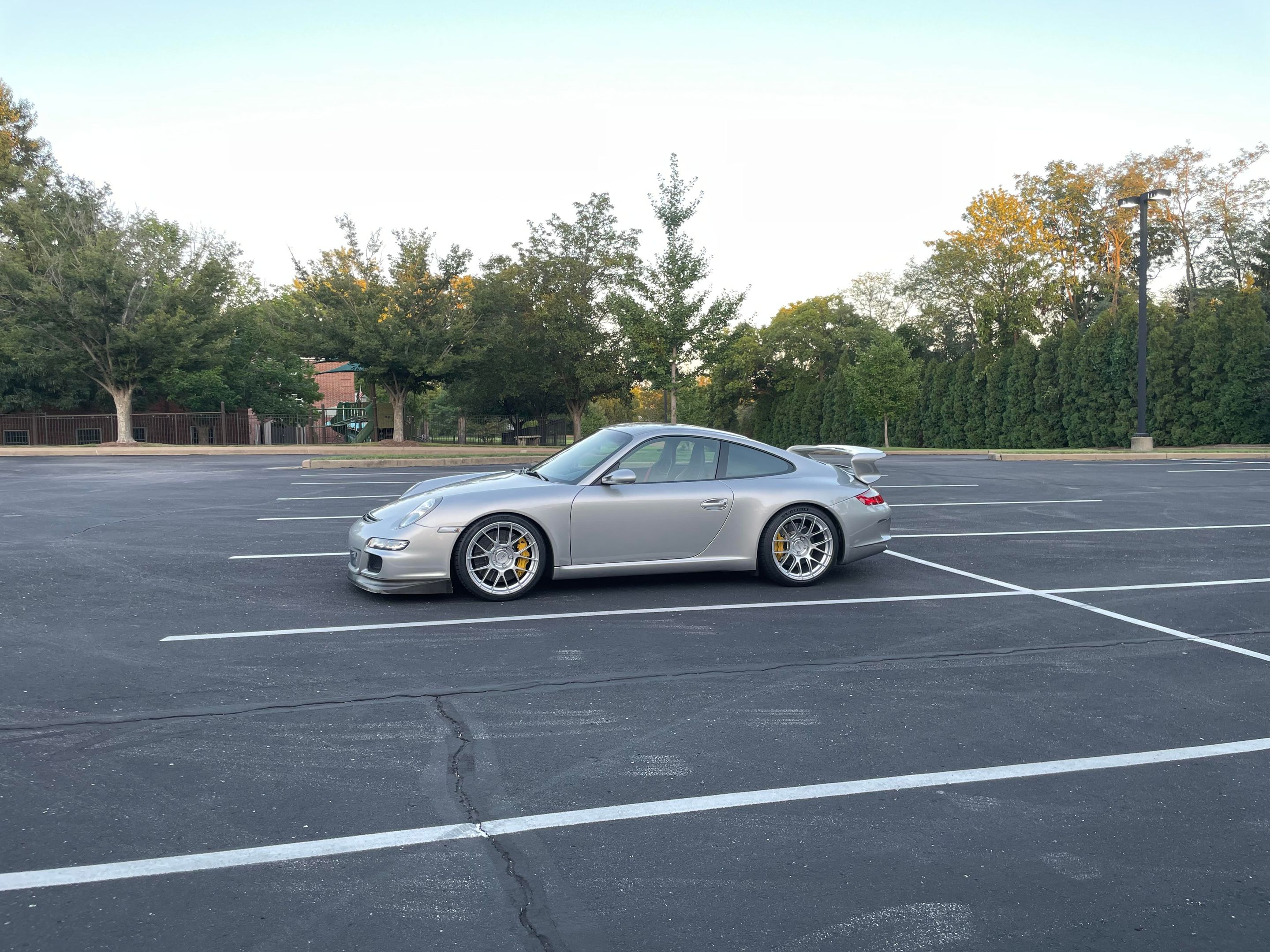 Silver Porsche 911 997 GT3 with 19" EC-7RS Apex wheels in Race Silver
