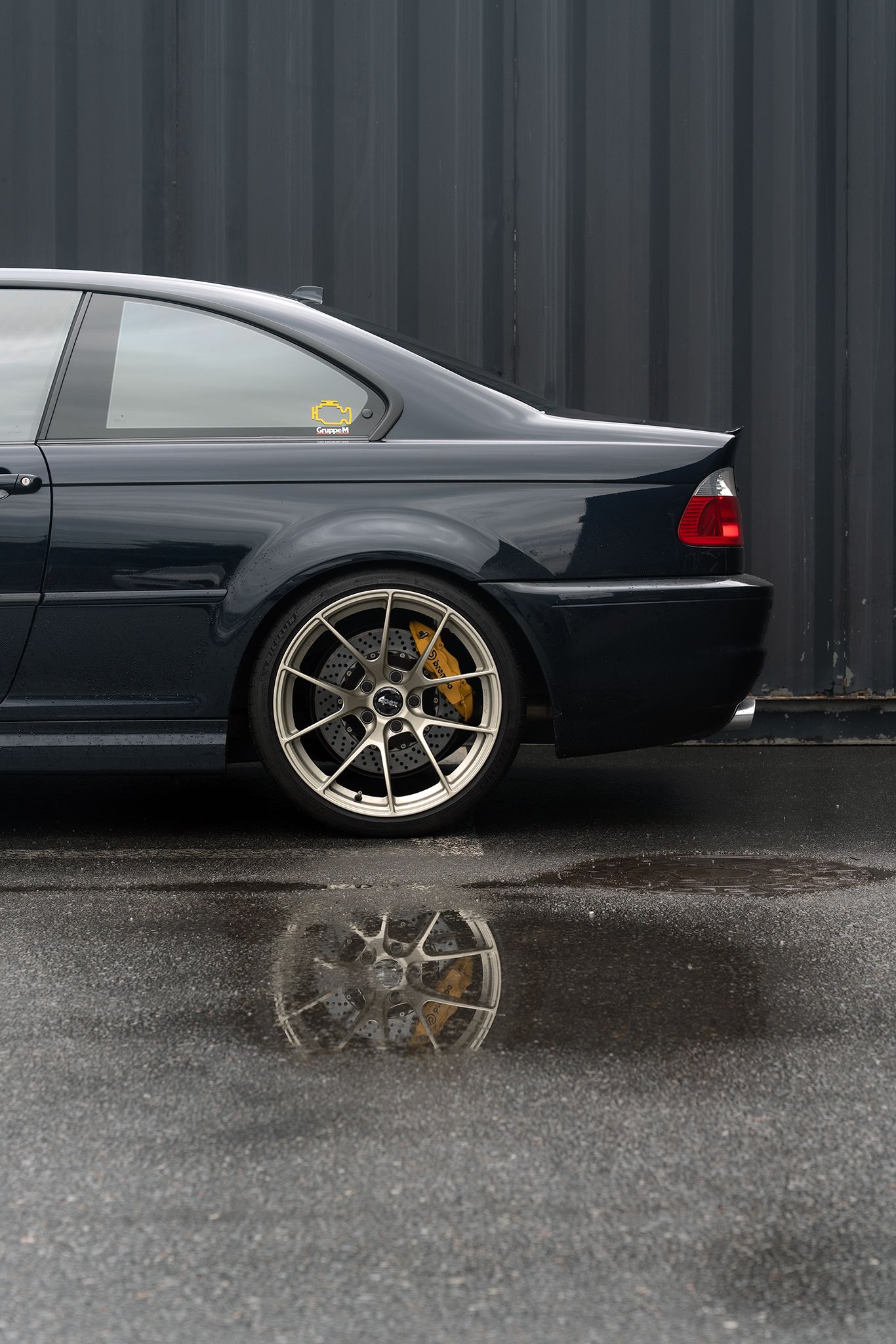 Black BMW E46 M3 with 19" VS-5RS Apex wheels in Motorsport Gold