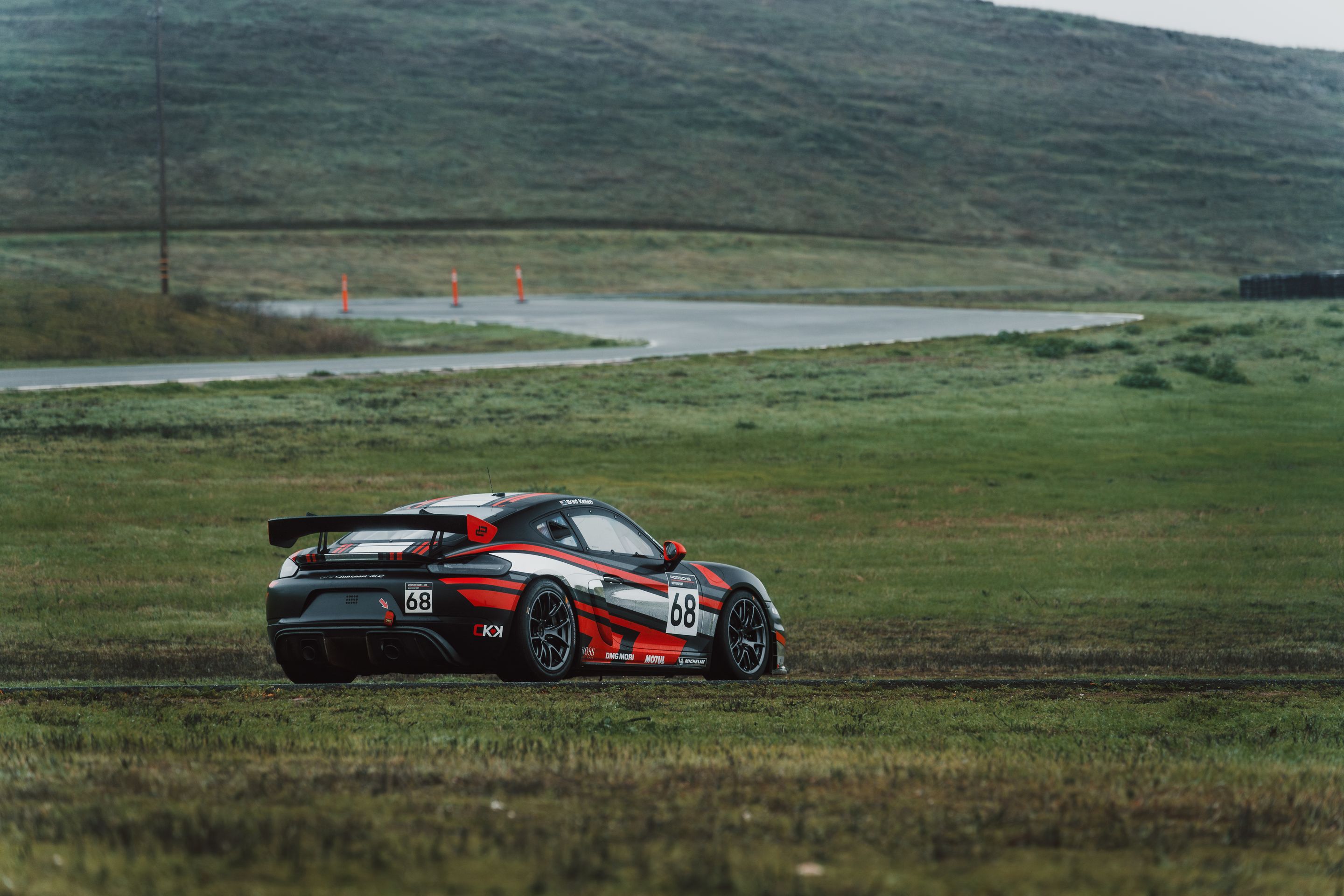 Black Porsche 718 Cayman GT4 Clubsport with 18" VS-5RE Apex wheels in Anthracite