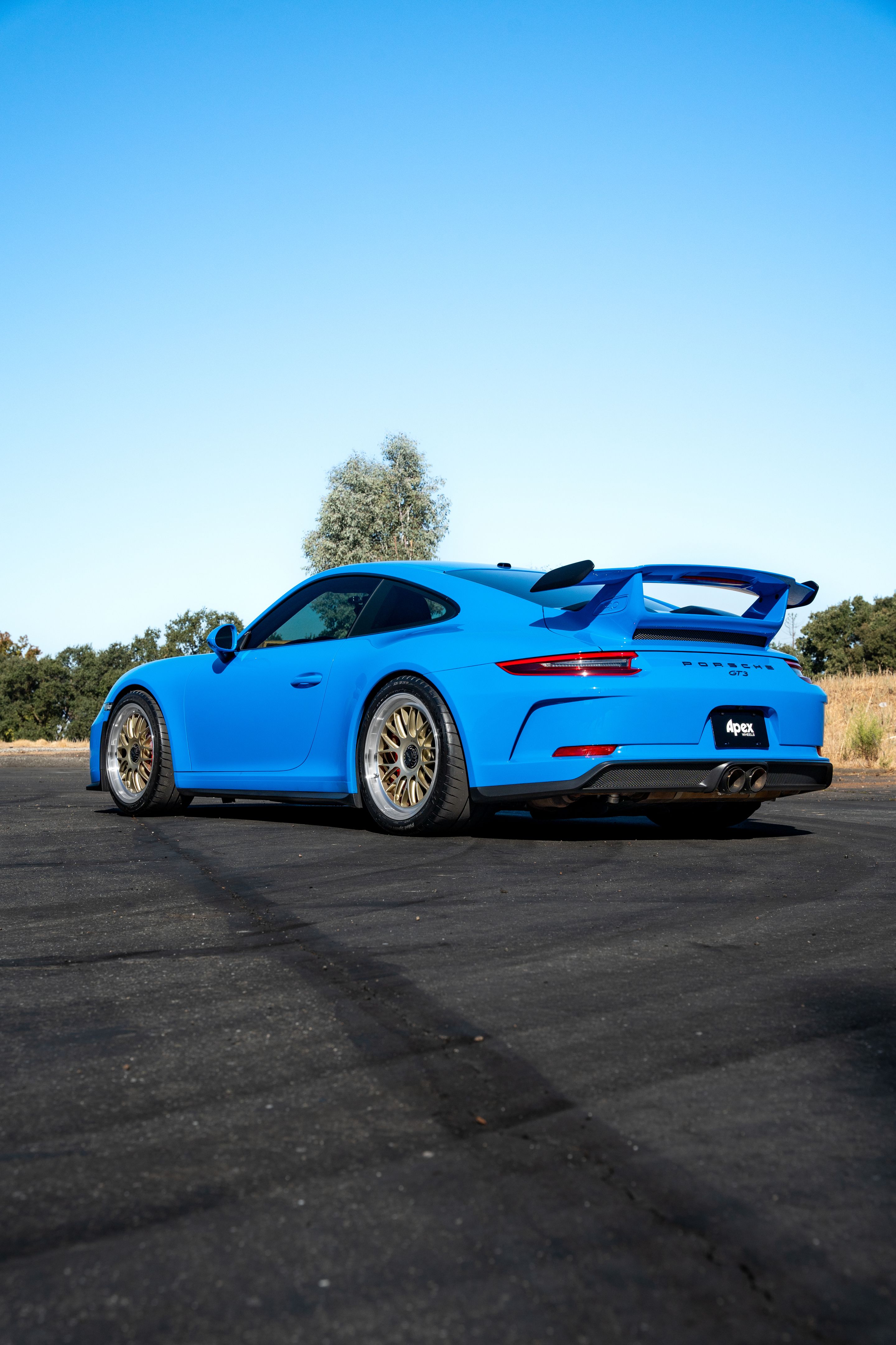 Blue Porsche 911 991.2 GT3 with 19" ML-10RT Apex wheels in Machined Lip Gloss Motorsport Gold