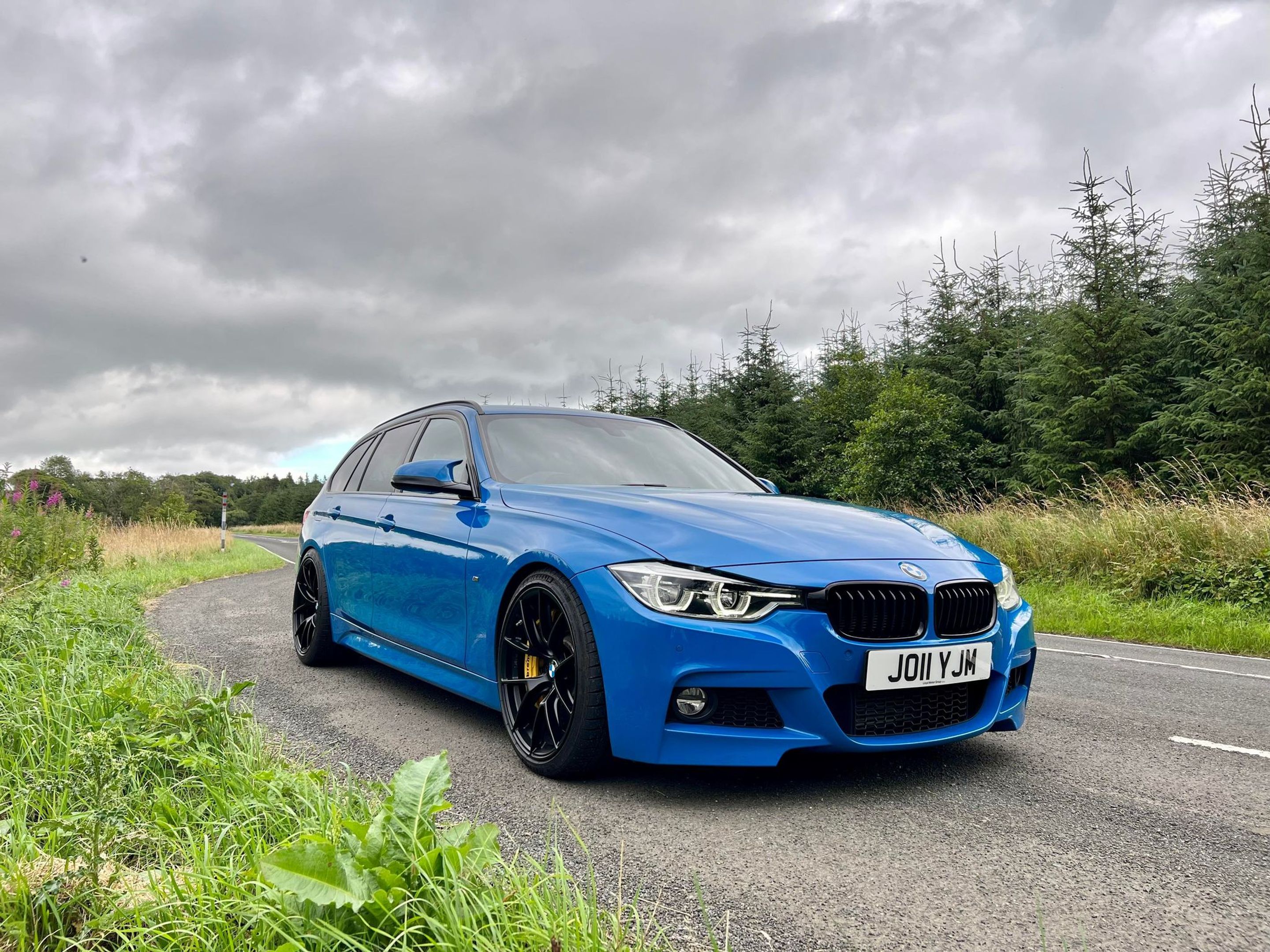 Blue BMW F31 Wagon 3 Series with 19" VS-5RS Apex wheels in Satin Black