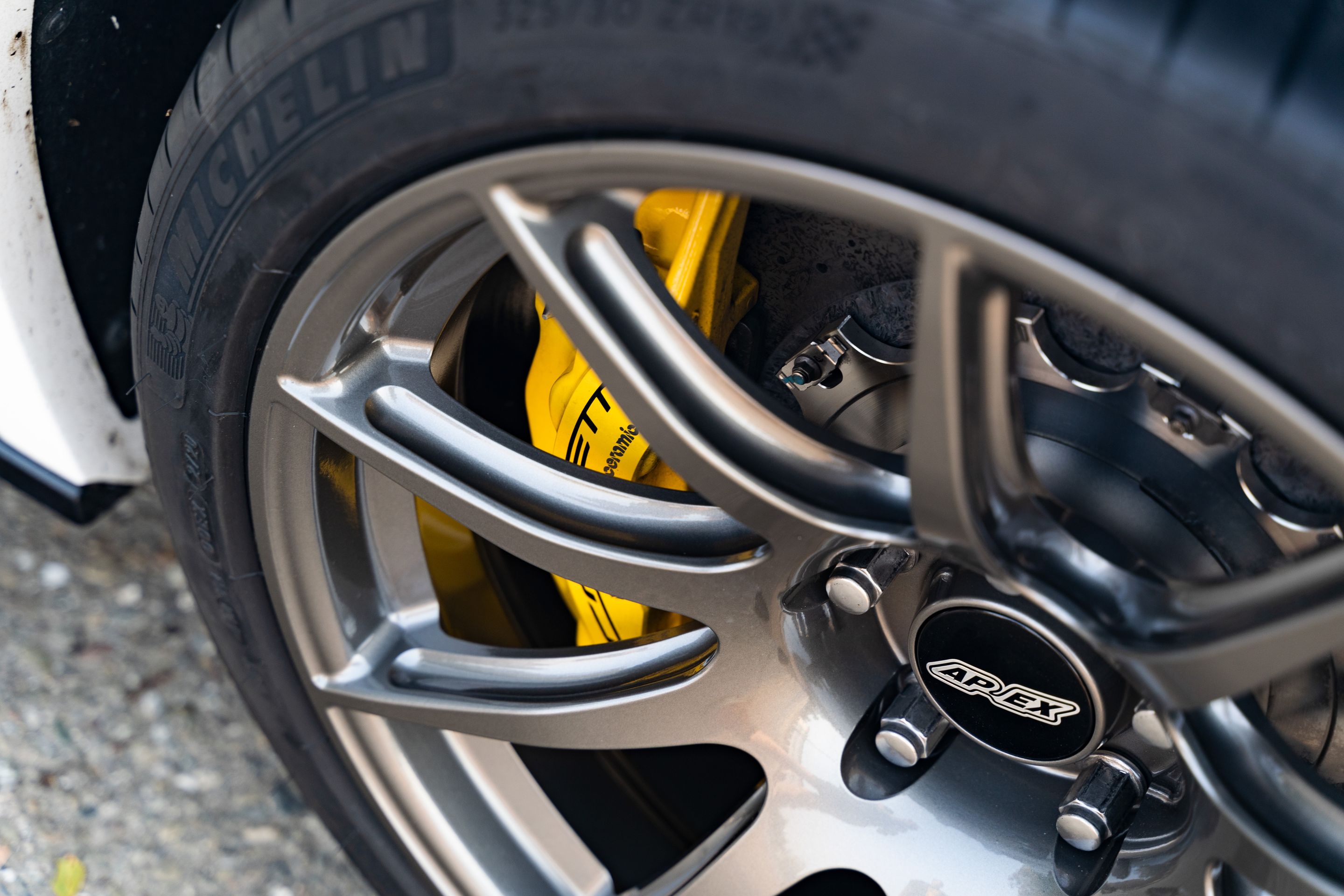 White Chevrolet C7 Corvette Z06 with 18" SM-10 Apex wheels in Anthracite