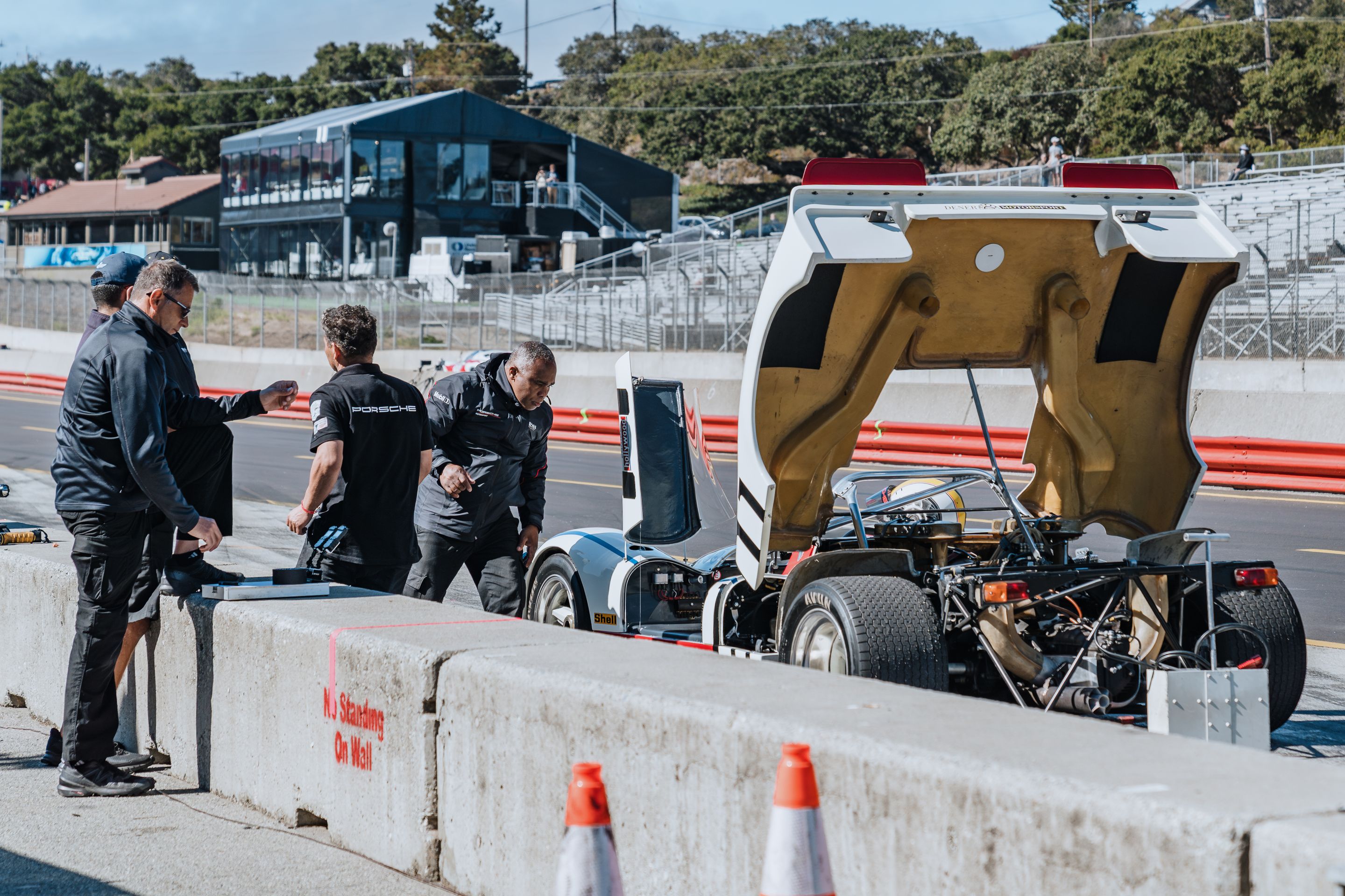 White Porsche 911 996 GT2 with 18" EC-7RS Apex wheels in Anthracite