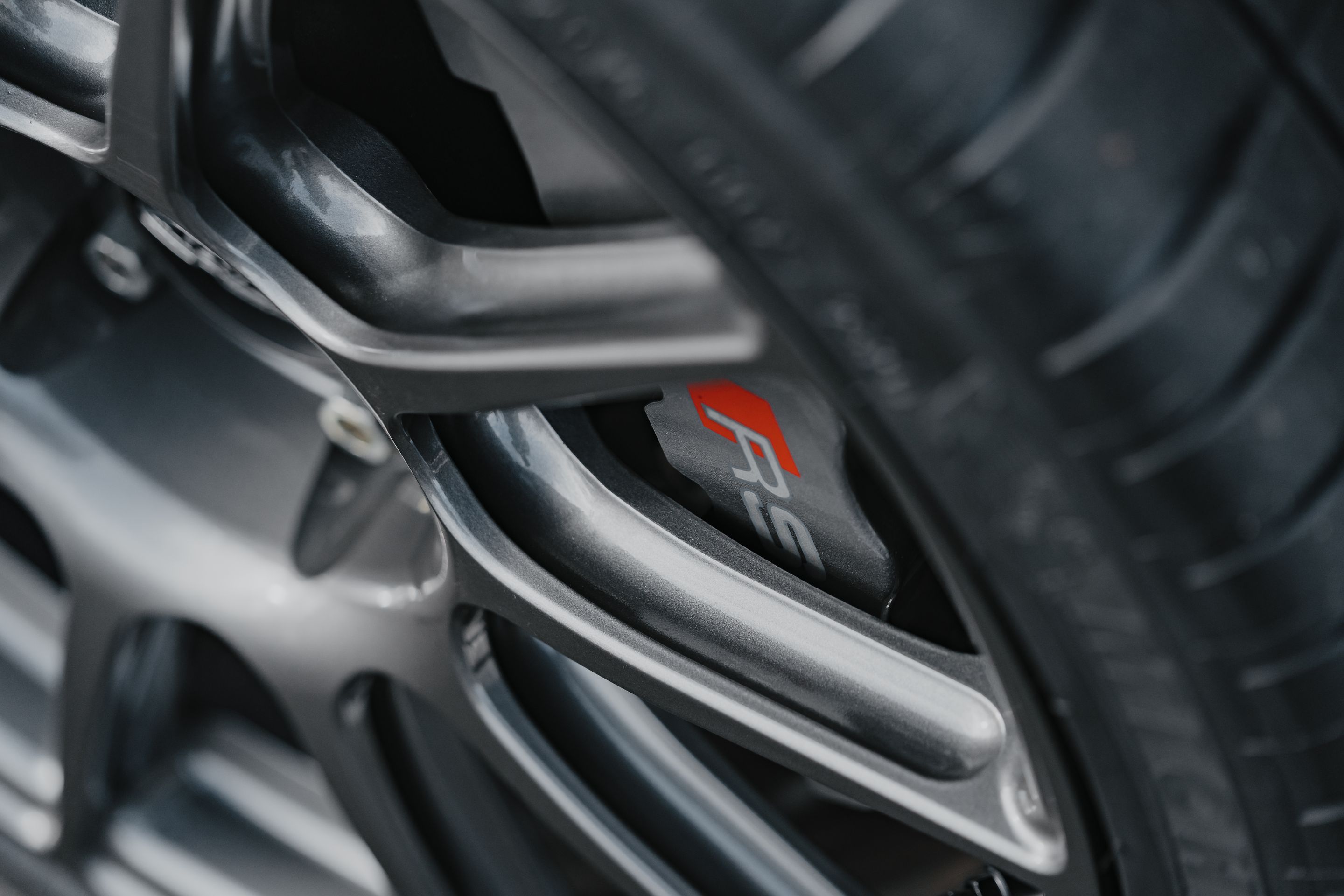 Black Audi FV/8S TT RS with 18" SM-10 Apex wheels in Anthracite