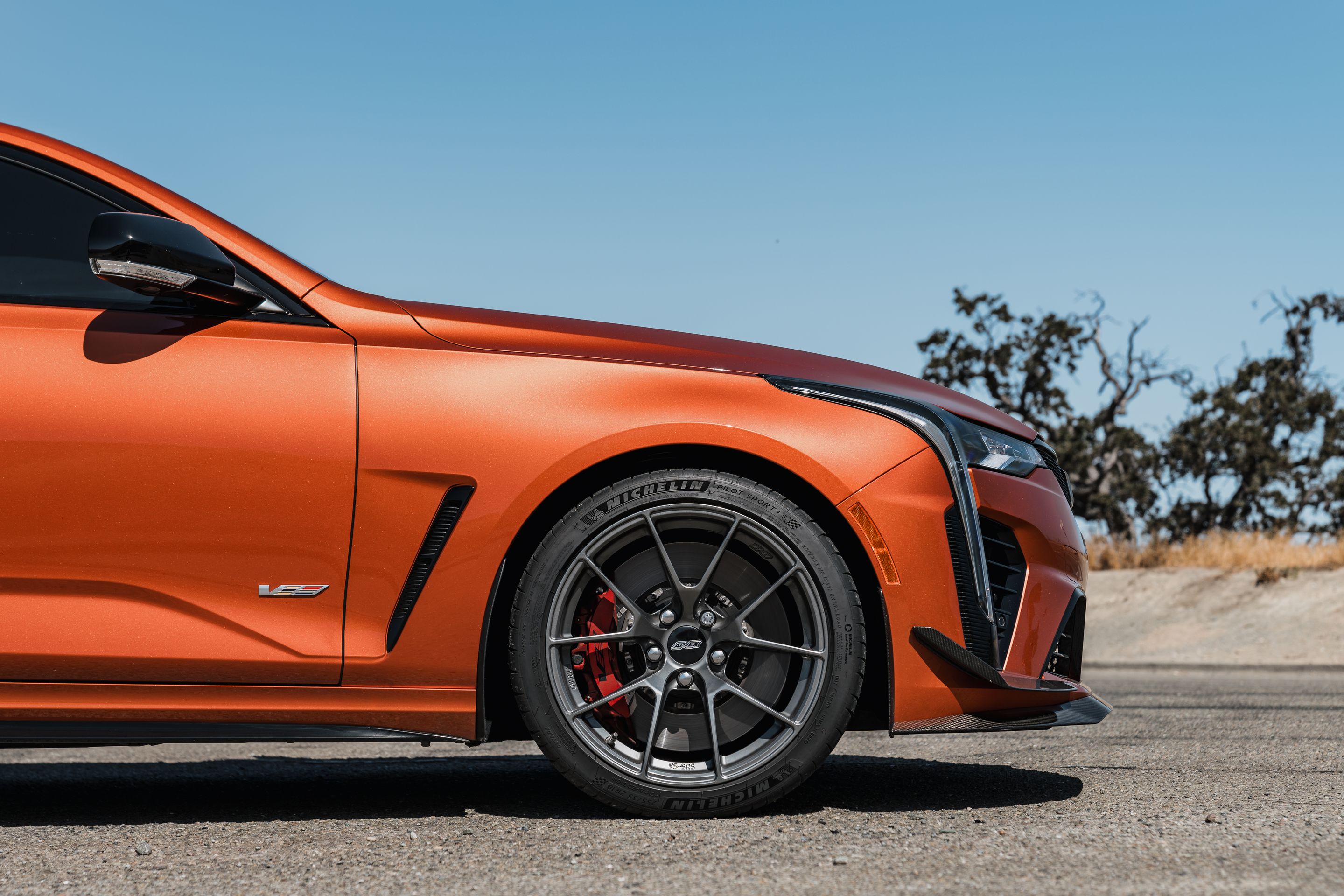 Orange Cadillac CT4-V Blackwing with 18" VS-5RS Apex wheels in Anthracite