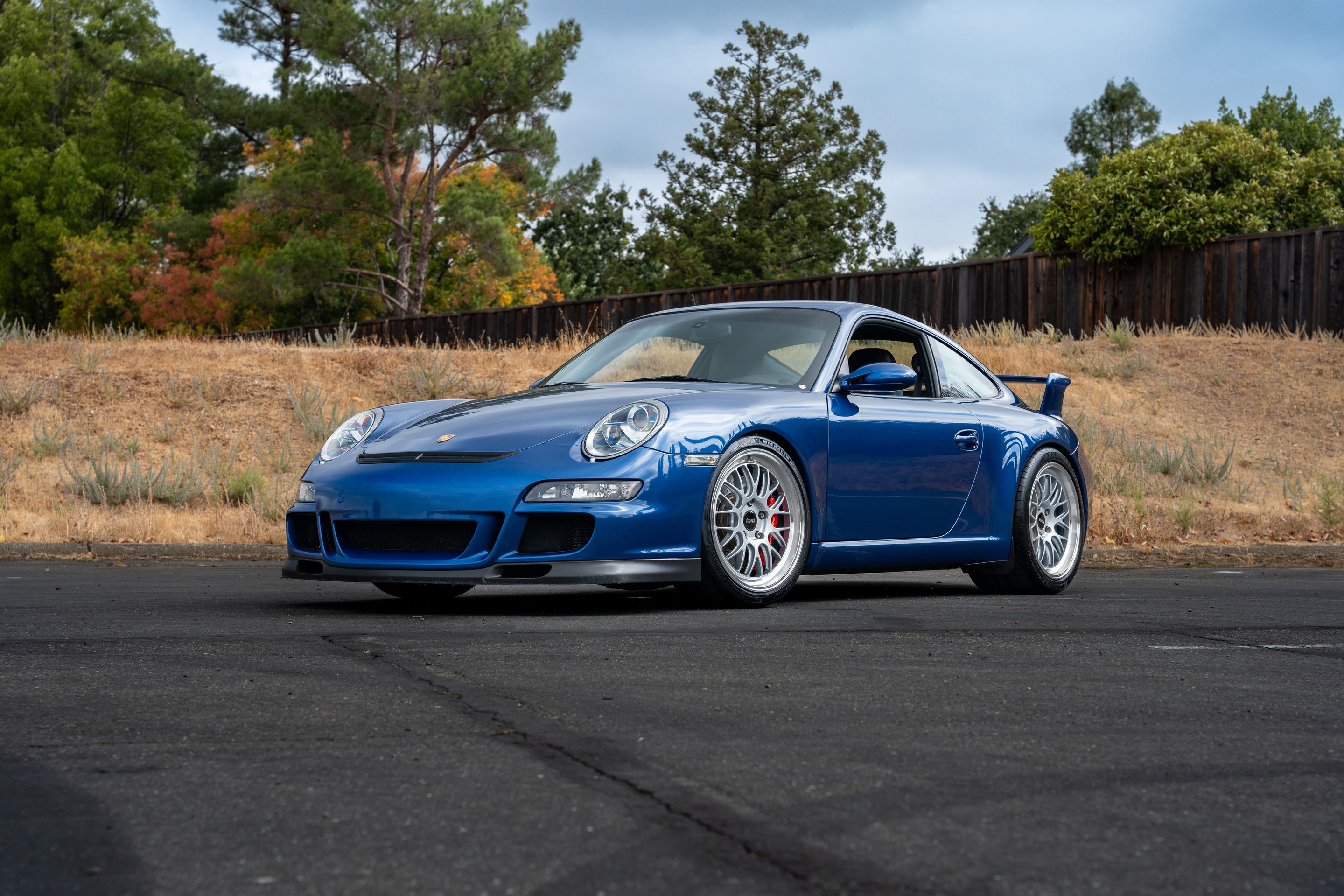 Blue Porsche 911 997 GT3 with 19" ML-10RT Apex wheels in Machined Lip Race Silver