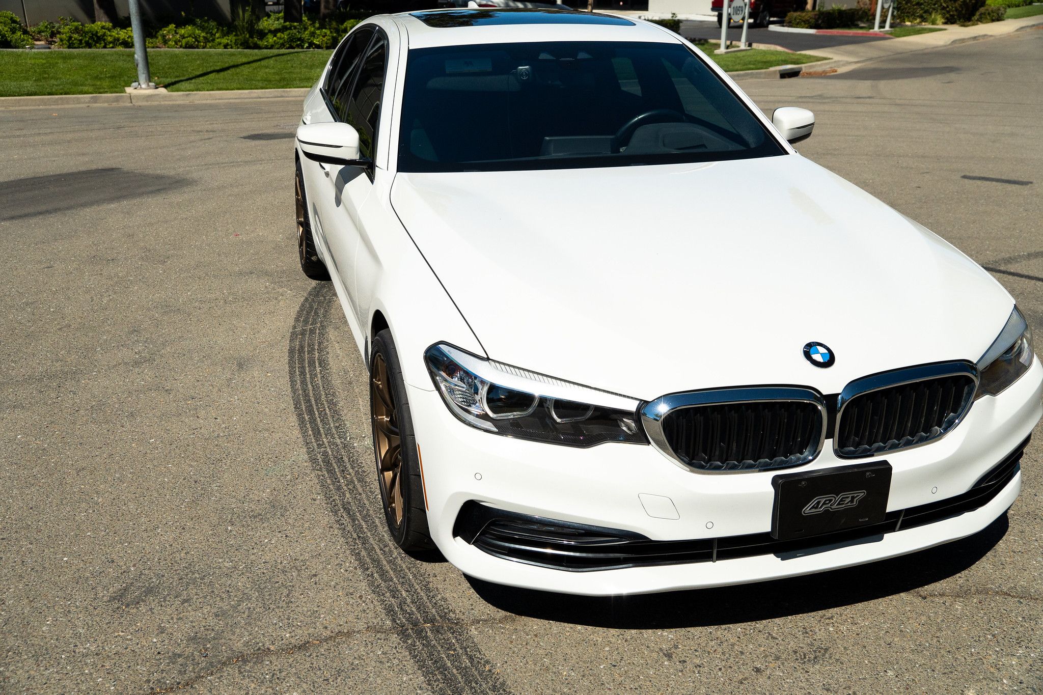 White BMW G30 Sedan 5 Series with 19" VS-5RS Apex wheels in Satin Bronze