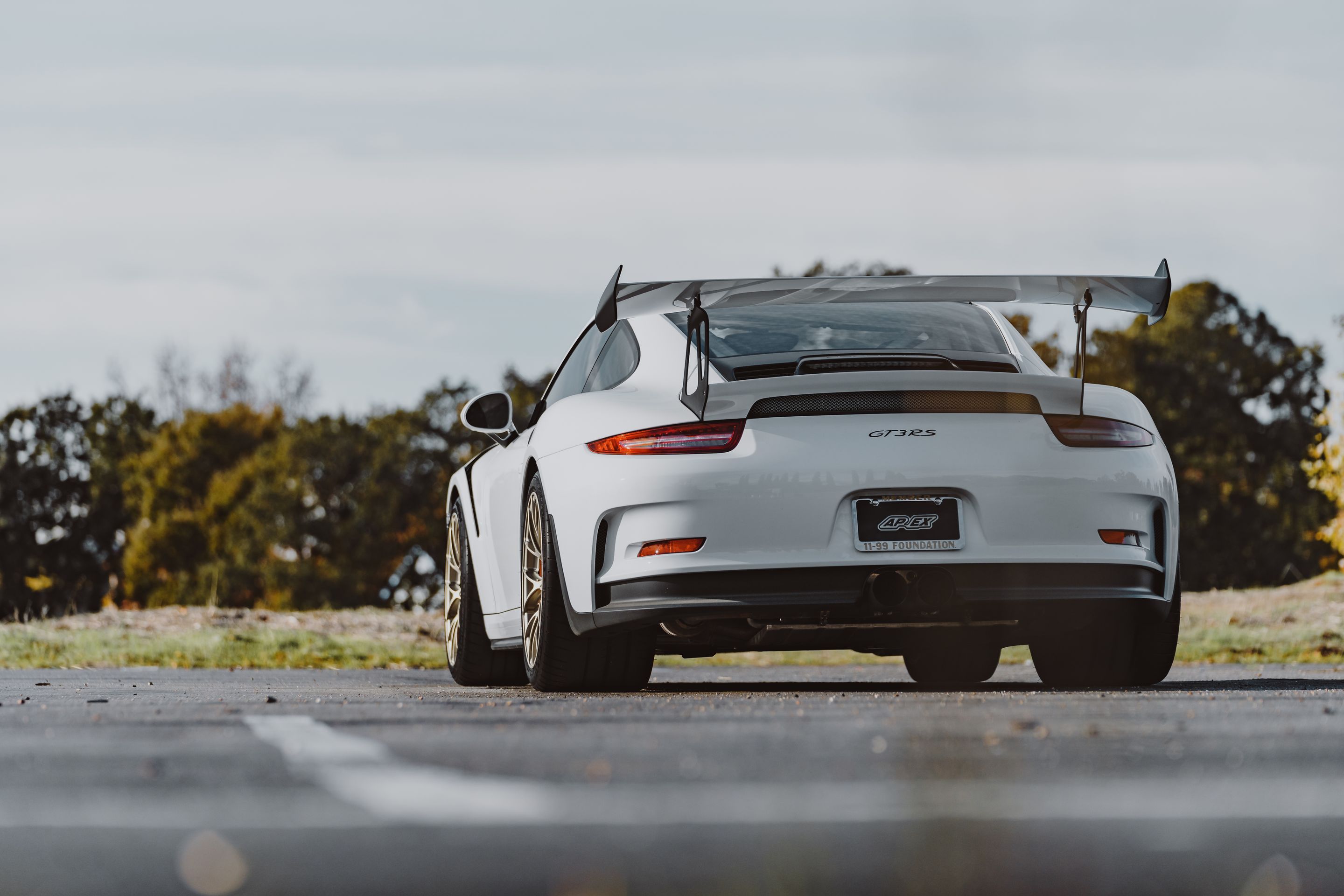White Porsche 911 991.1 GT3 RS with 19" EC-7RS Apex wheels in Motorsport Gold