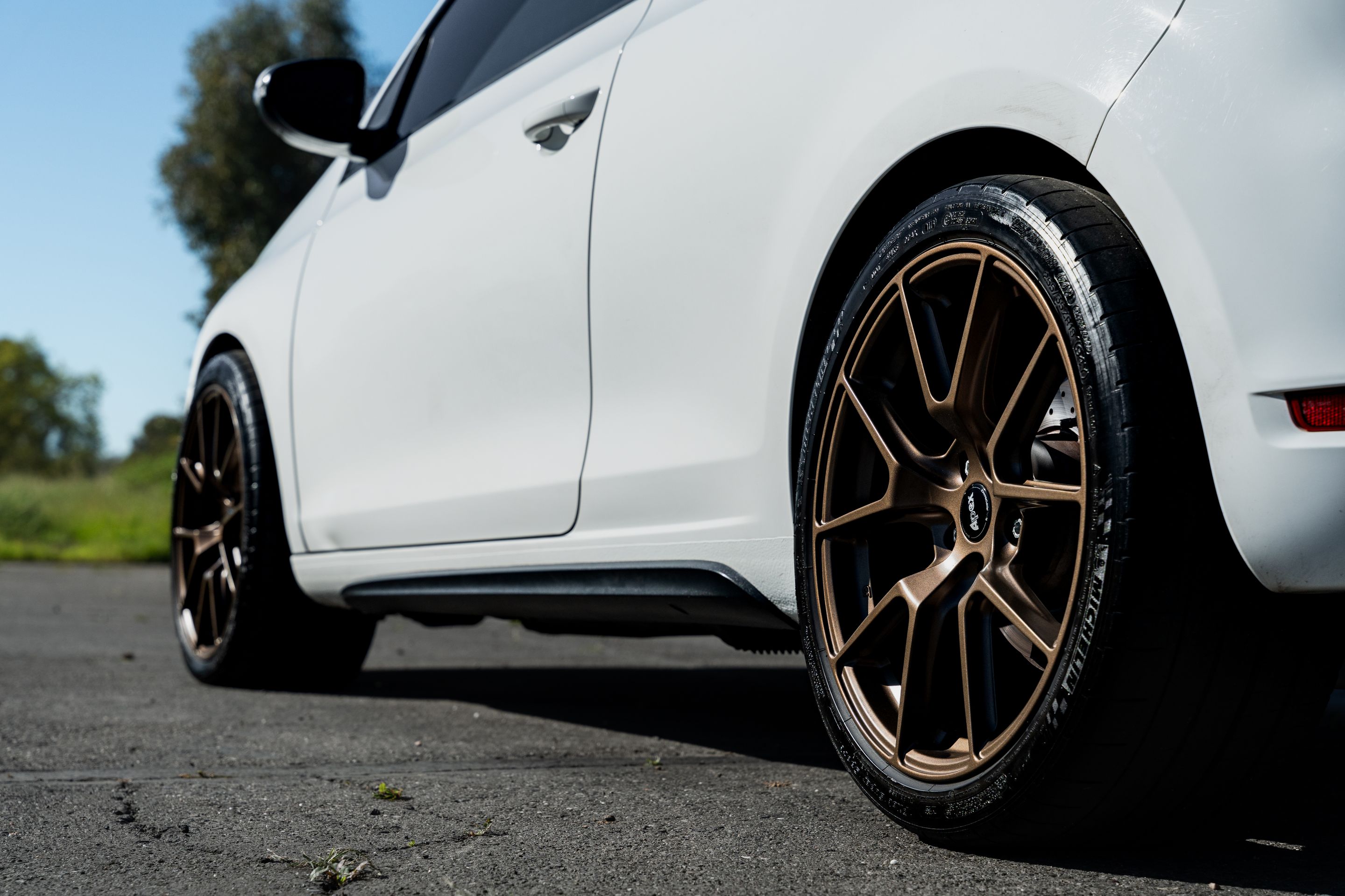 White VW MK6 GTI with 18" VS-5 Apex wheels in Satin Bronze