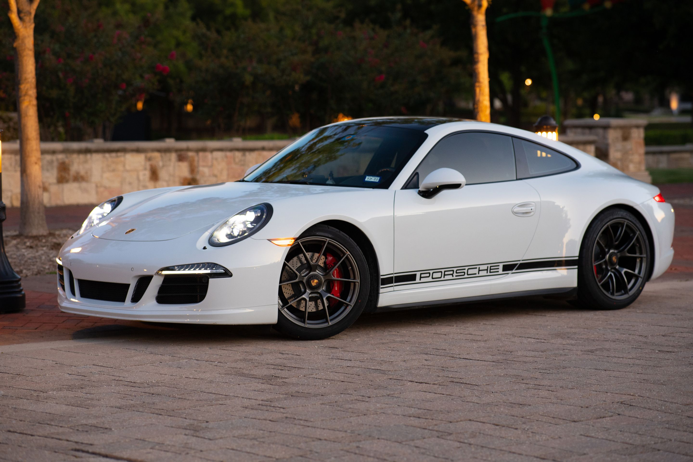 White Porsche 911 991.1 Carrera GTS with 19" VS-5RS Apex wheels in Anthracite