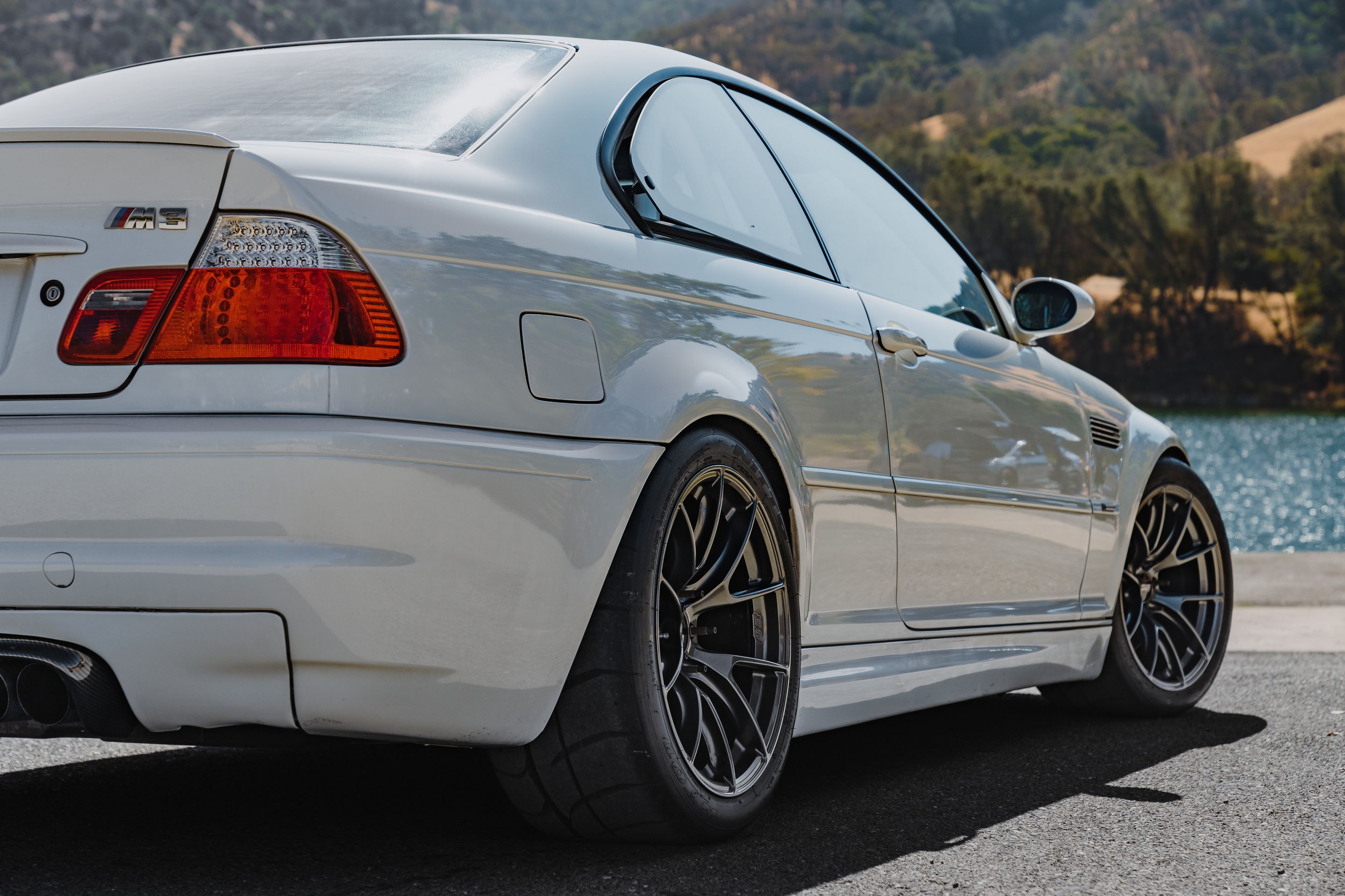 White BMW E46 M3 with 18" VS-5RS Apex wheels in Anthracite