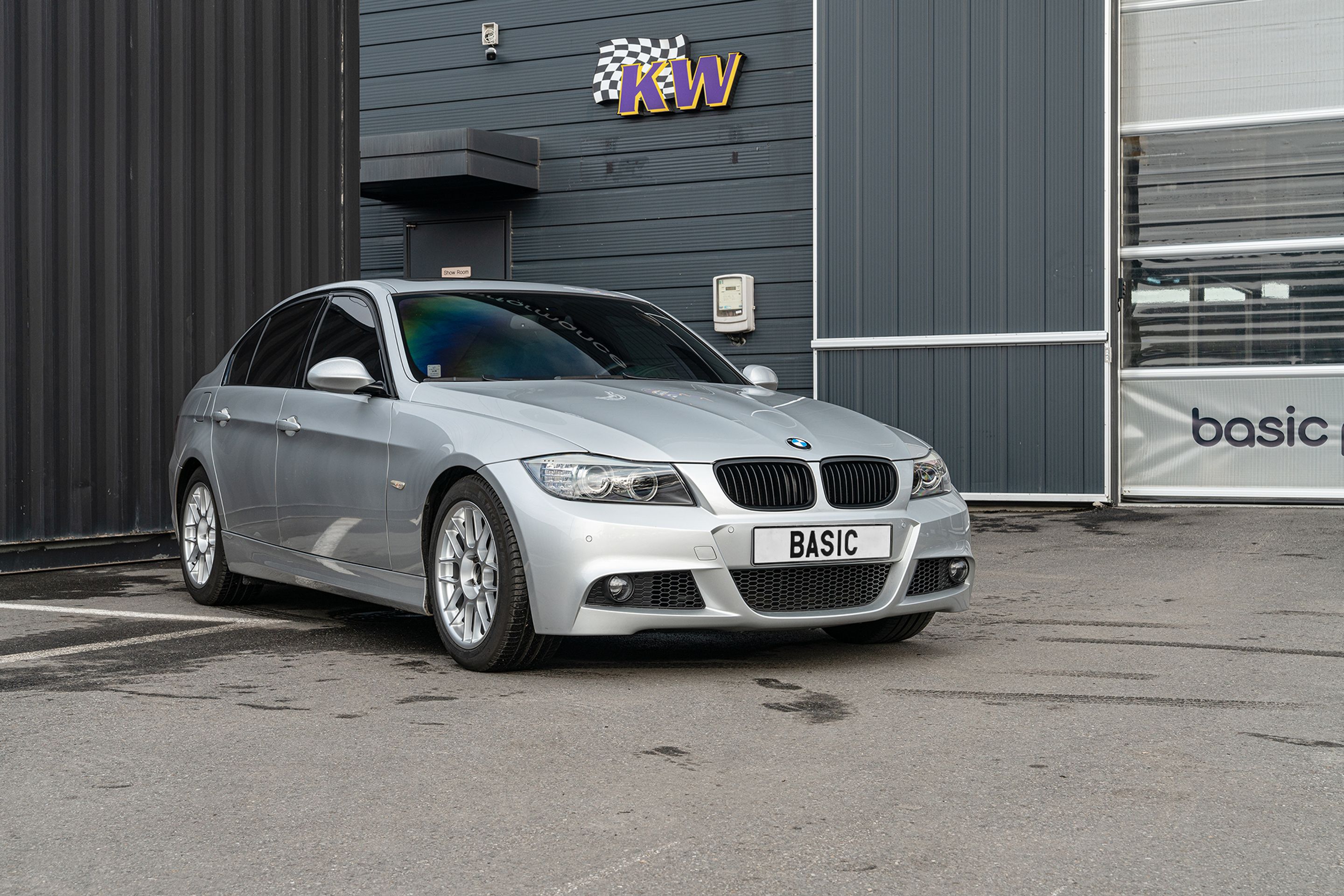 Silver BMW E90 Sedan 3 Series with 17" ARC-8 Apex wheels in Hyper Silver