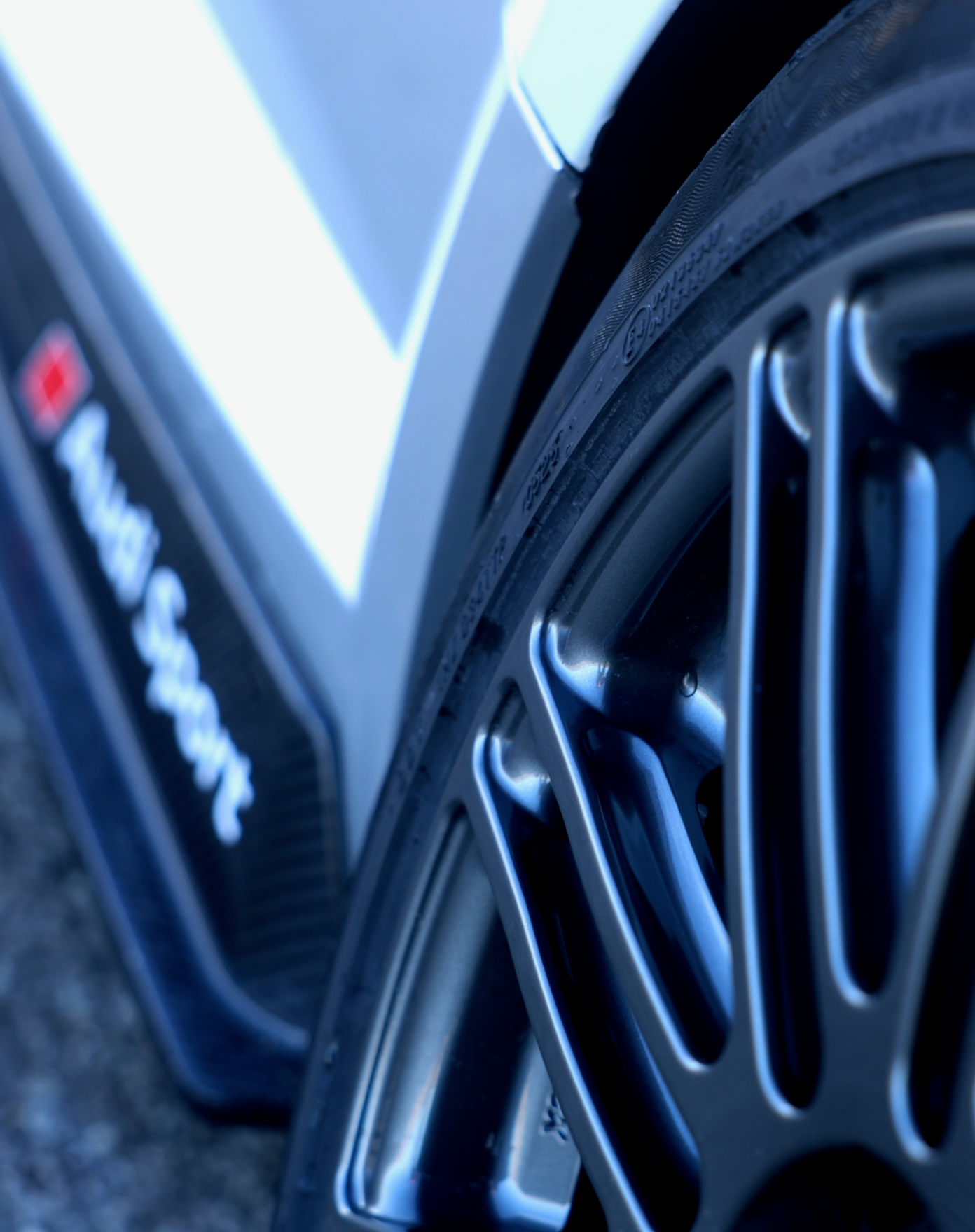 Race Livery Audi FV/8S TT RS with 18" TC-10RT Apex wheels in Anthracite