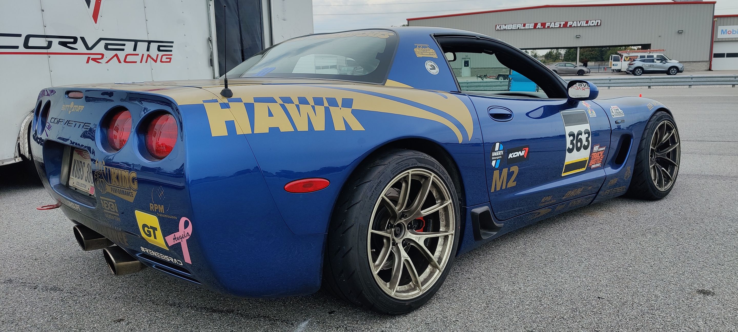 Blue Chevrolet C5 Corvette Z06 with 18" VS-5RS Apex wheels in Motorsport Gold