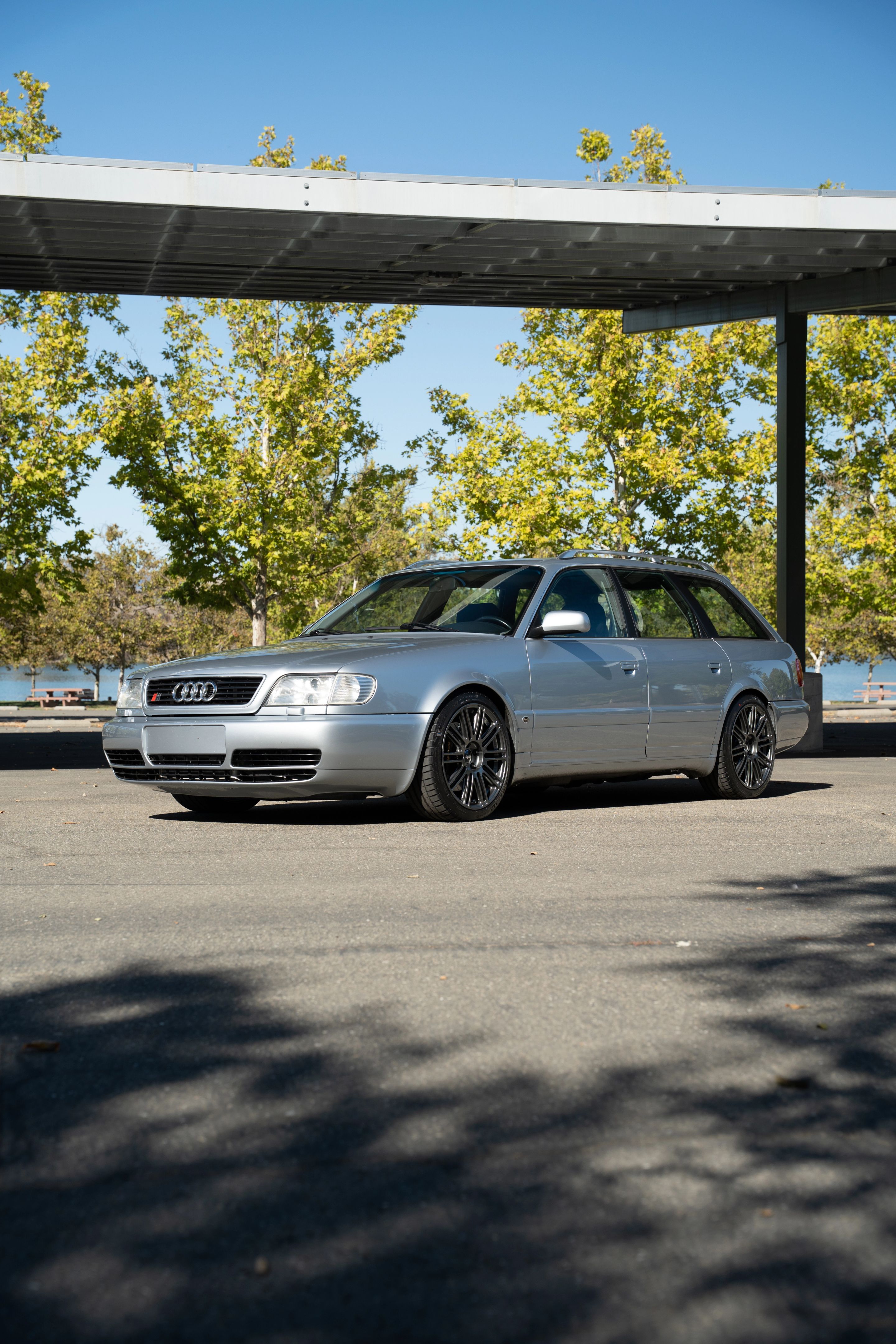 Silver Audi C4 S6 Avant/Wagon with 18" TC-10RT Apex wheels in Anthracite