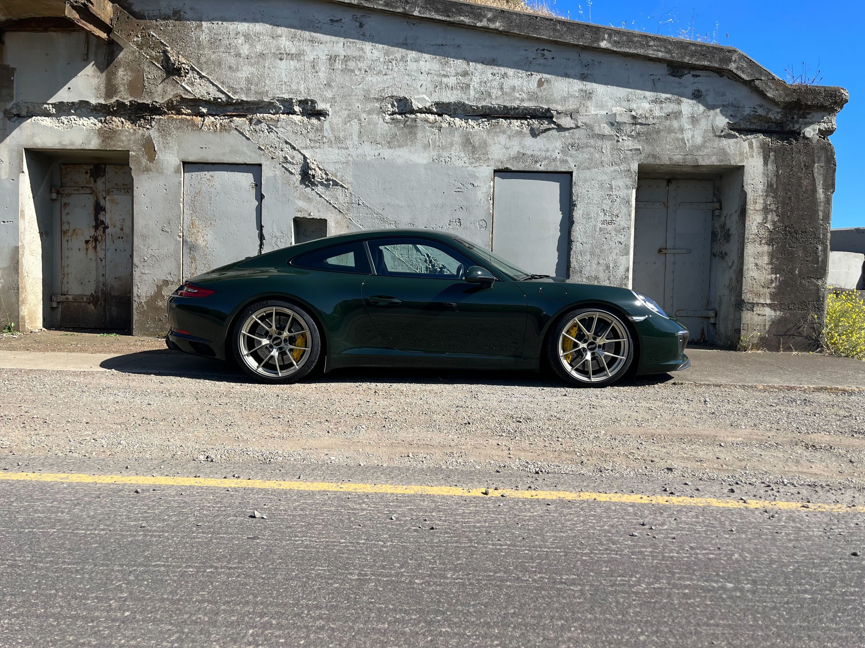Green Porsche 911 991.2 Carrera T with 20" VS-5RS Apex wheels in Motorsport Gold