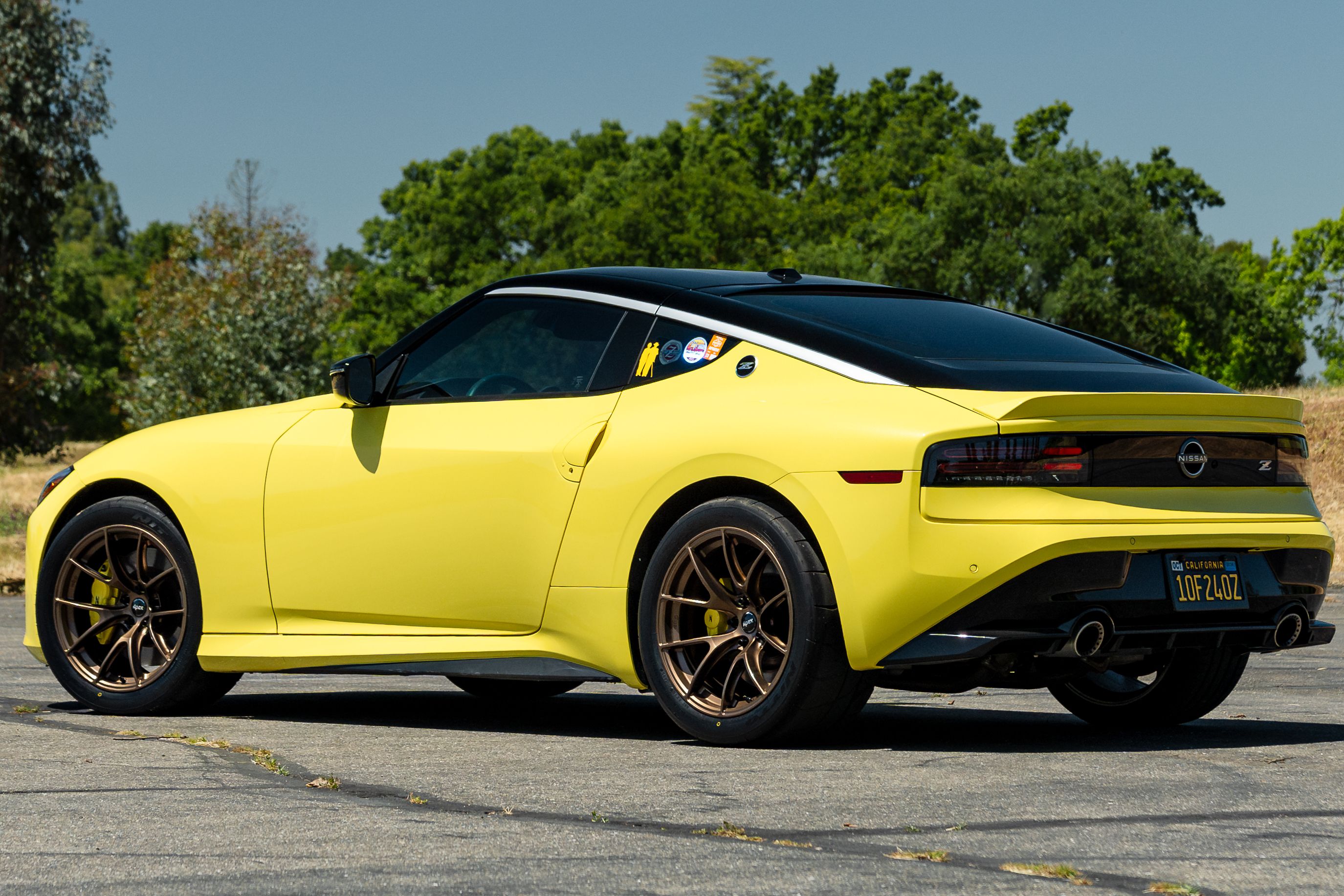 Yellow Nissan Z with 18" VS-5RS Apex wheels in Satin Bronze
