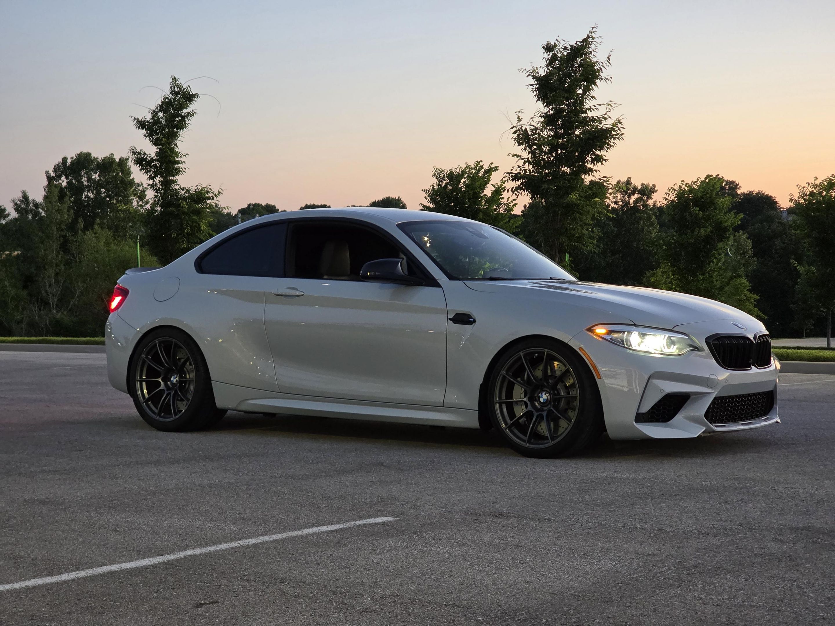 White BMW F87 M2 with 19" SM-10RS Apex wheels in Anthracite