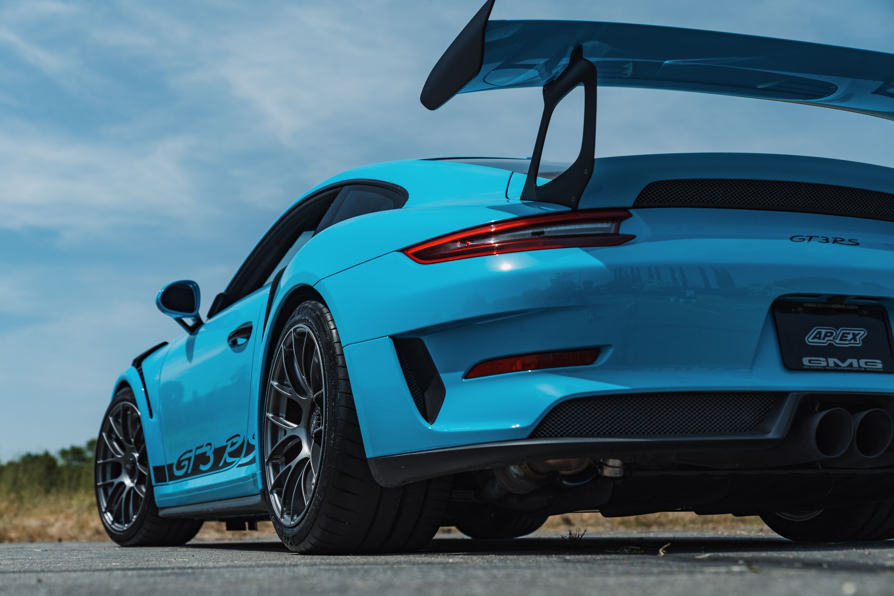 Blue Porsche 911 991.2 GT3 RS with 19" EC-7RS Apex wheels in Anthracite