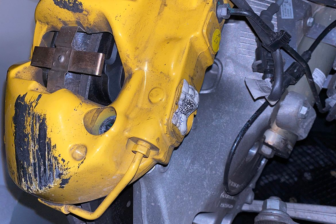 White Porsche 981 Cayman GT4 with 19" SM-10 Apex wheels in Anthracite