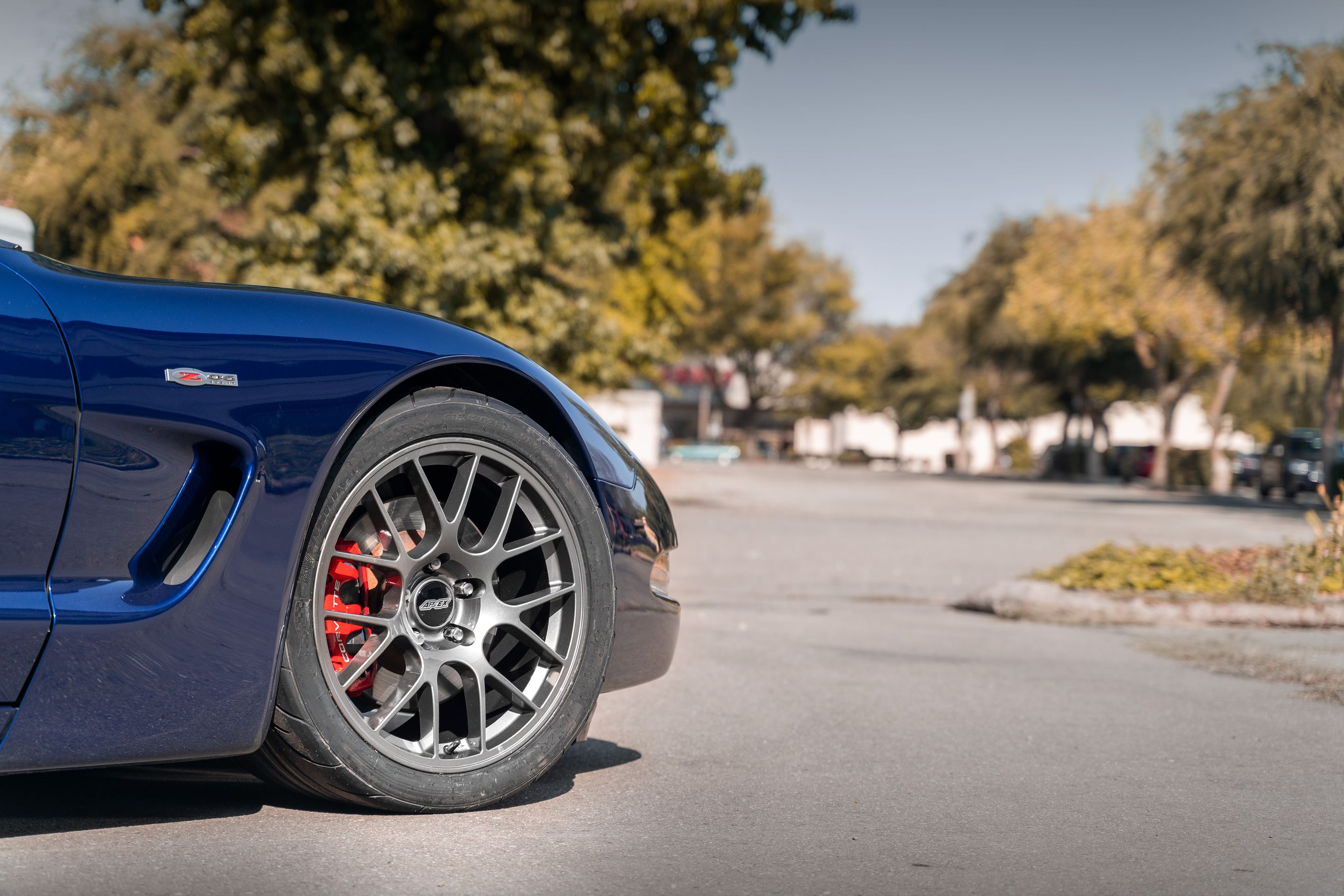 Blue Chevrolet C5 Corvette Z06 with 18" EC-7 Apex wheels in Anthracite