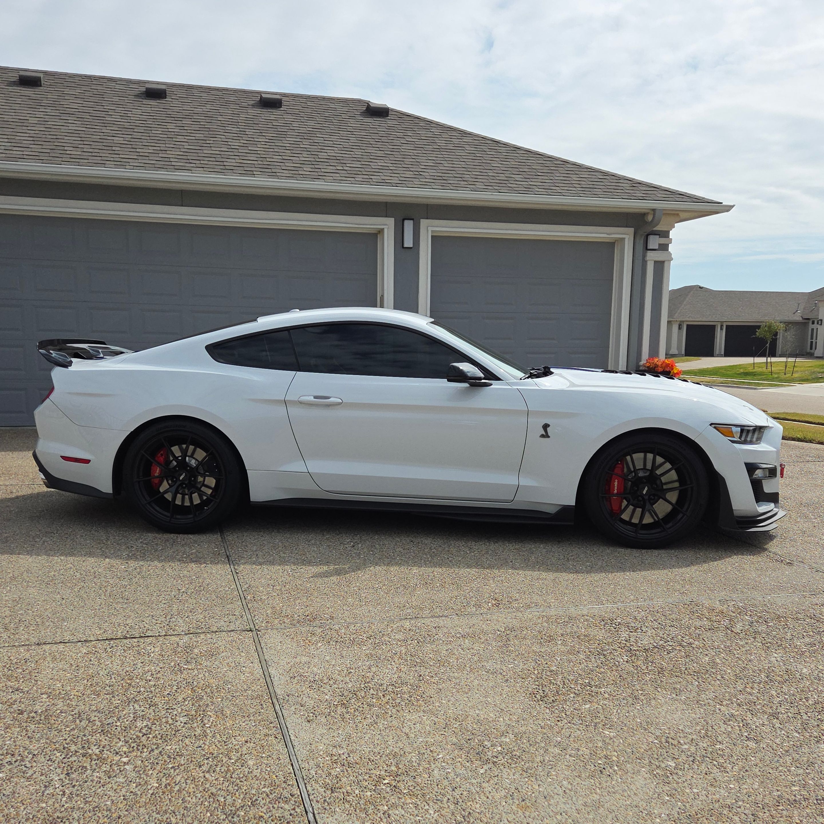 White Ford S550 Mustang GT350 with 20" VS-5RS Apex wheels in Anthracite