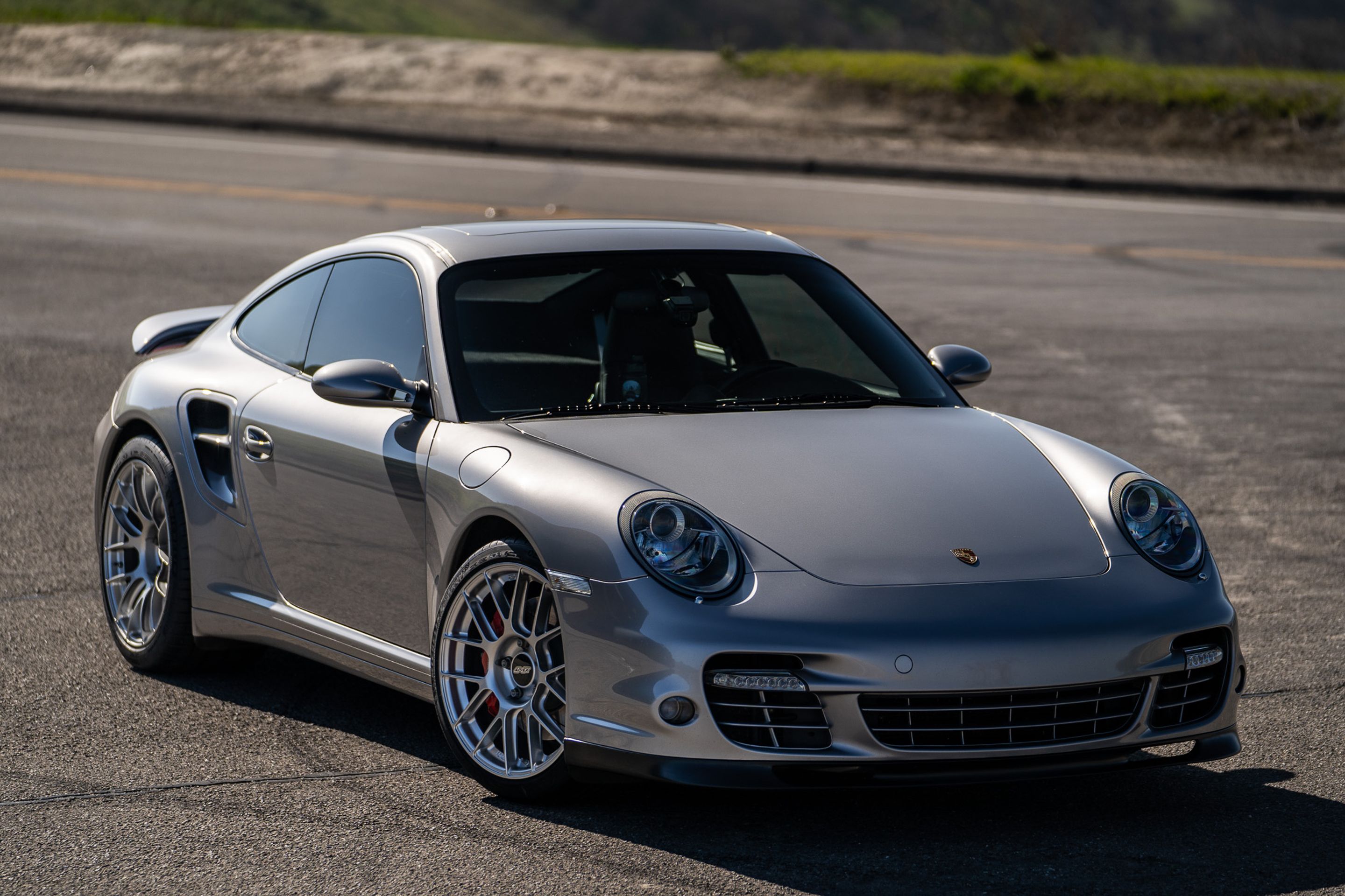 Silver Porsche 911 997 Turbo with 19" EC-7RS Apex wheels in Race Silver