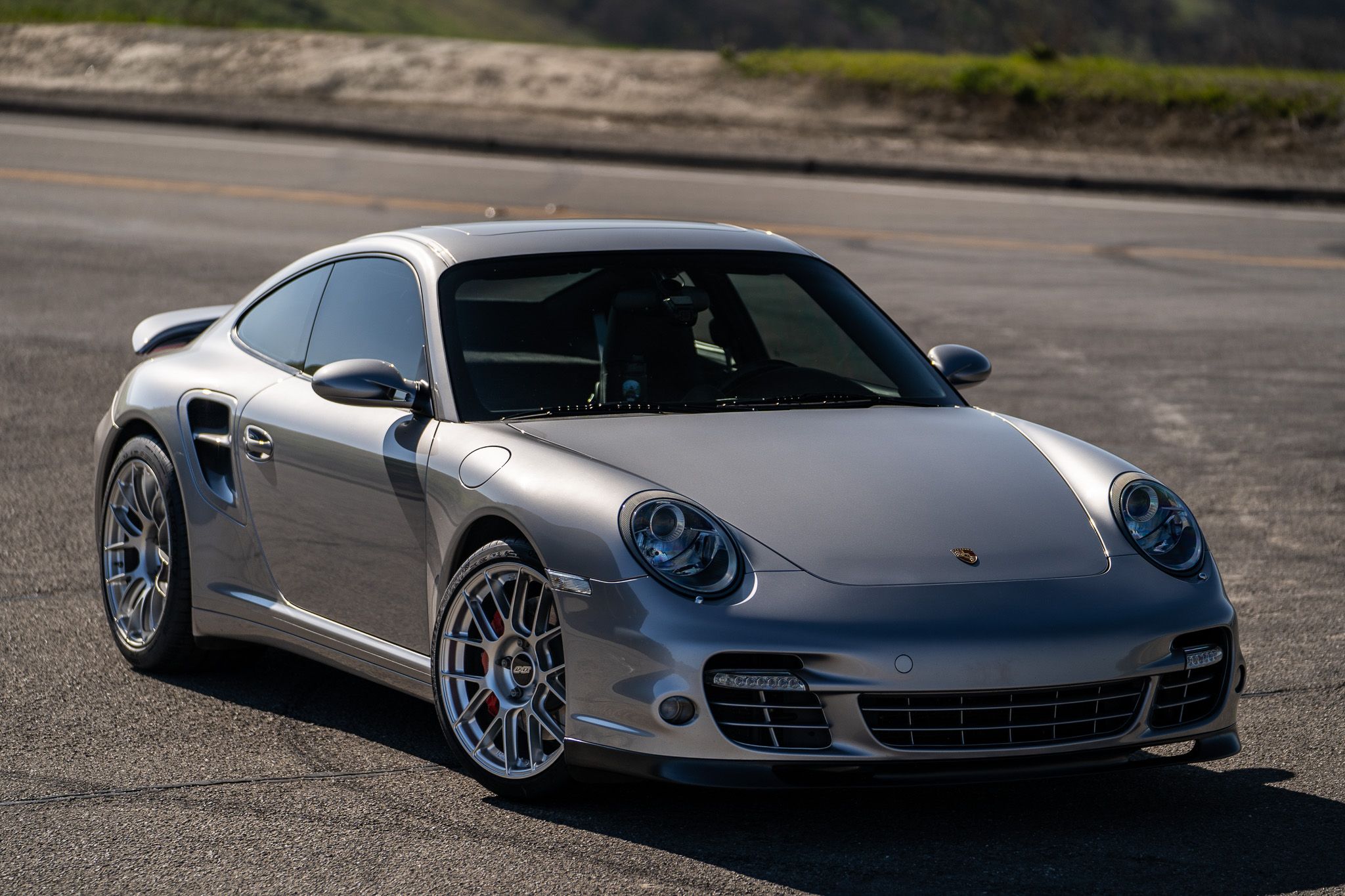 Silver Porsche 911 997 Turbo with 19" EC-7RS Apex wheels in Race Silver