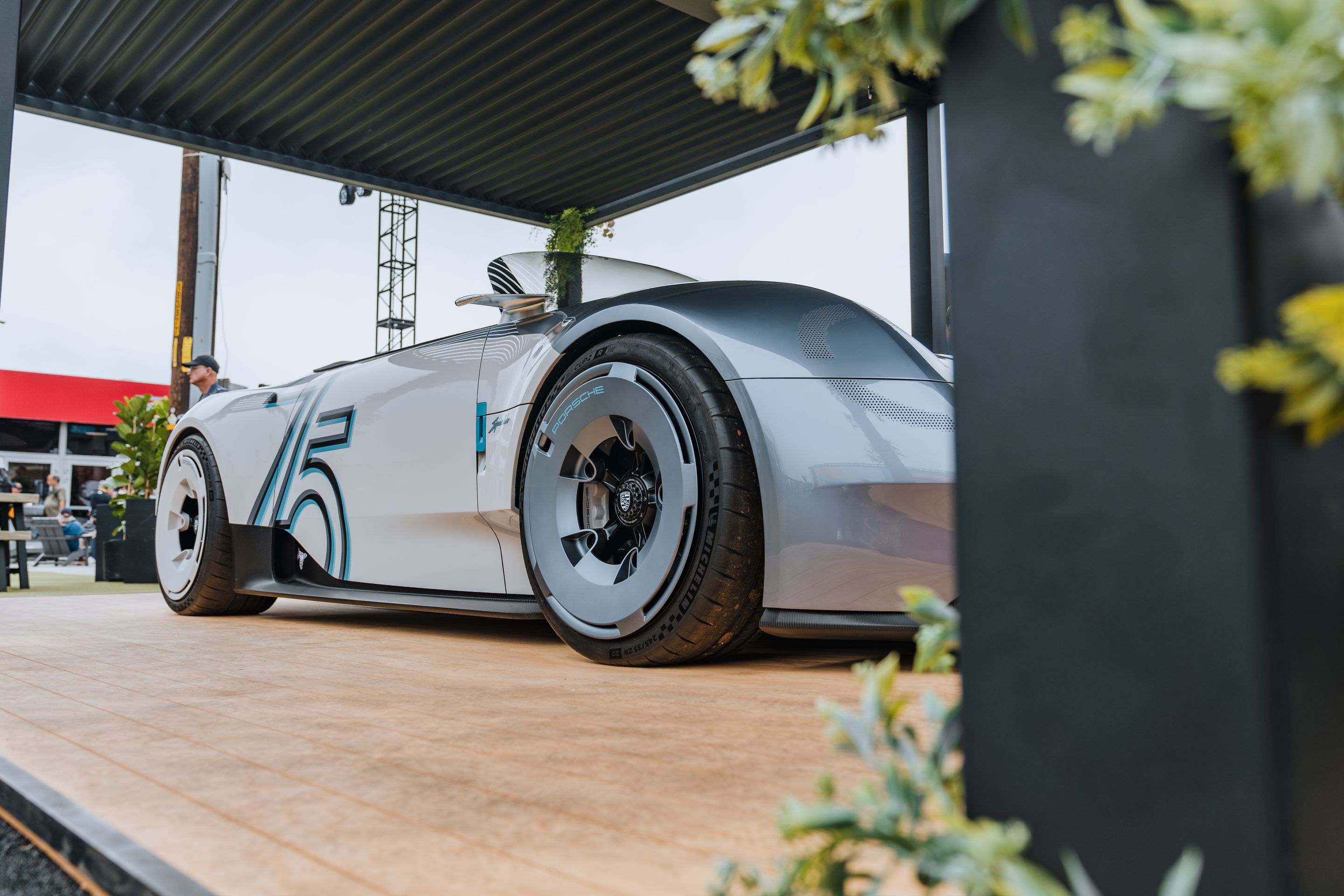White Porsche 911 996 GT2 with 18" EC-7RS Apex wheels in Anthracite