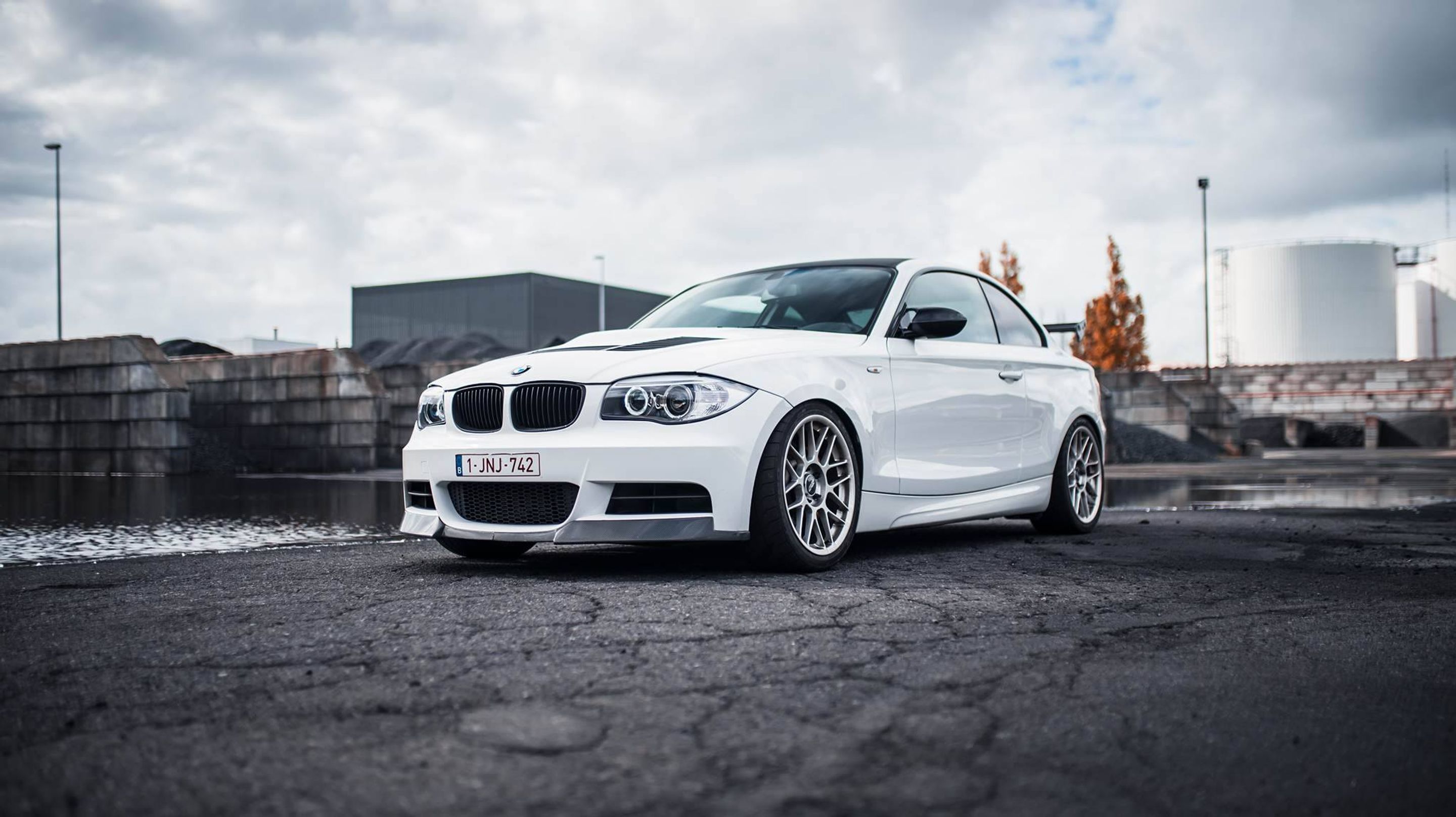 White BMW E82 Coupe 1 Series with 18" ARC-8 Apex wheels in Hyper Black