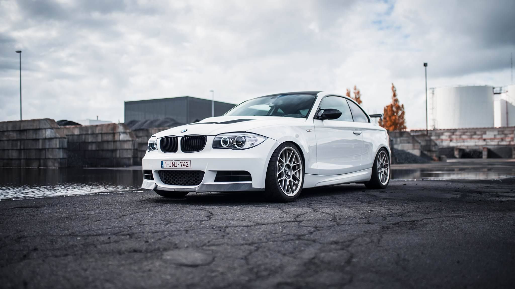 White BMW E82 Coupe 1 Series with 18" ARC-8 Apex wheels in Hyper Black