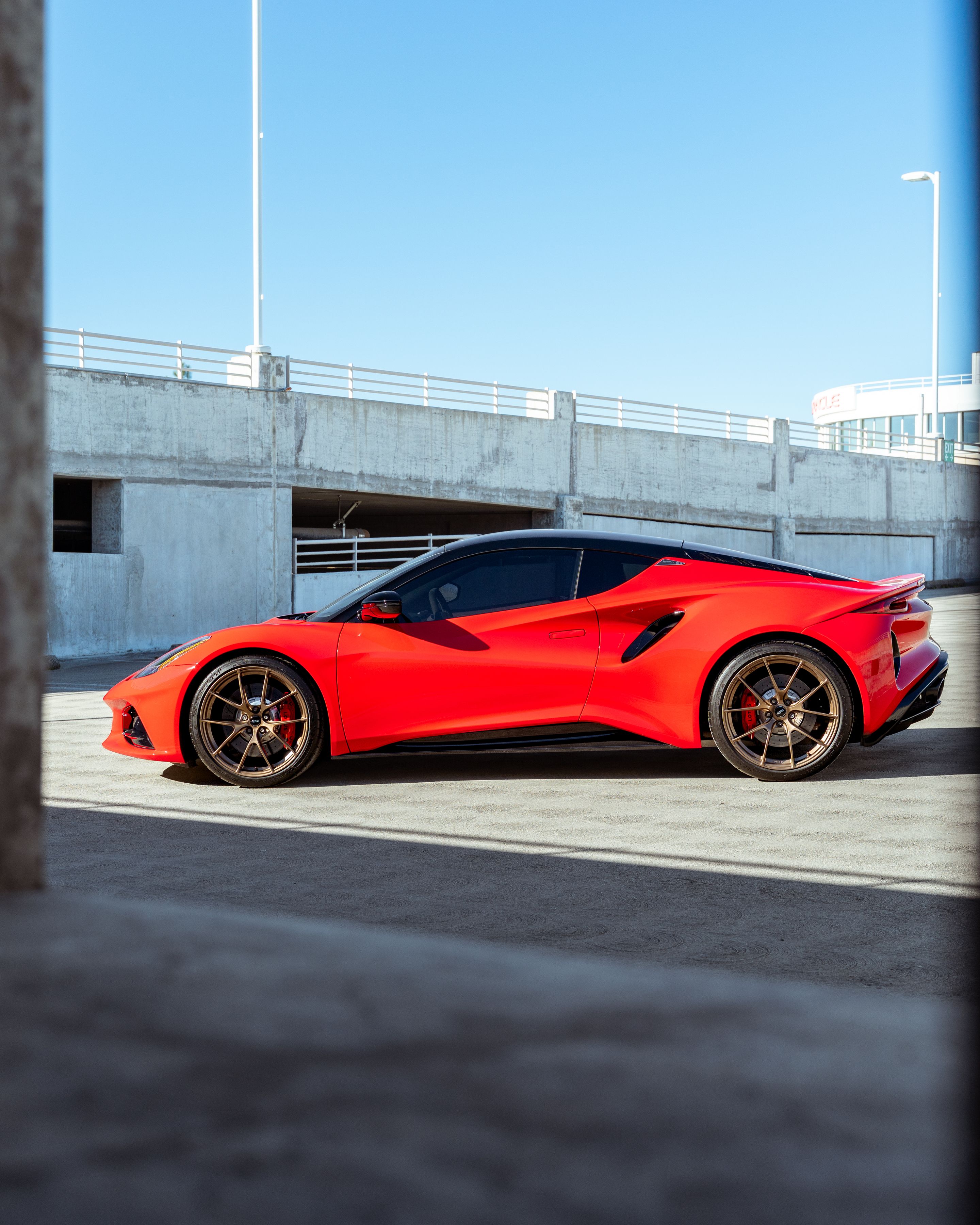 Red Lotus Emira with 20" VS-5RS Apex wheels in Anthracite