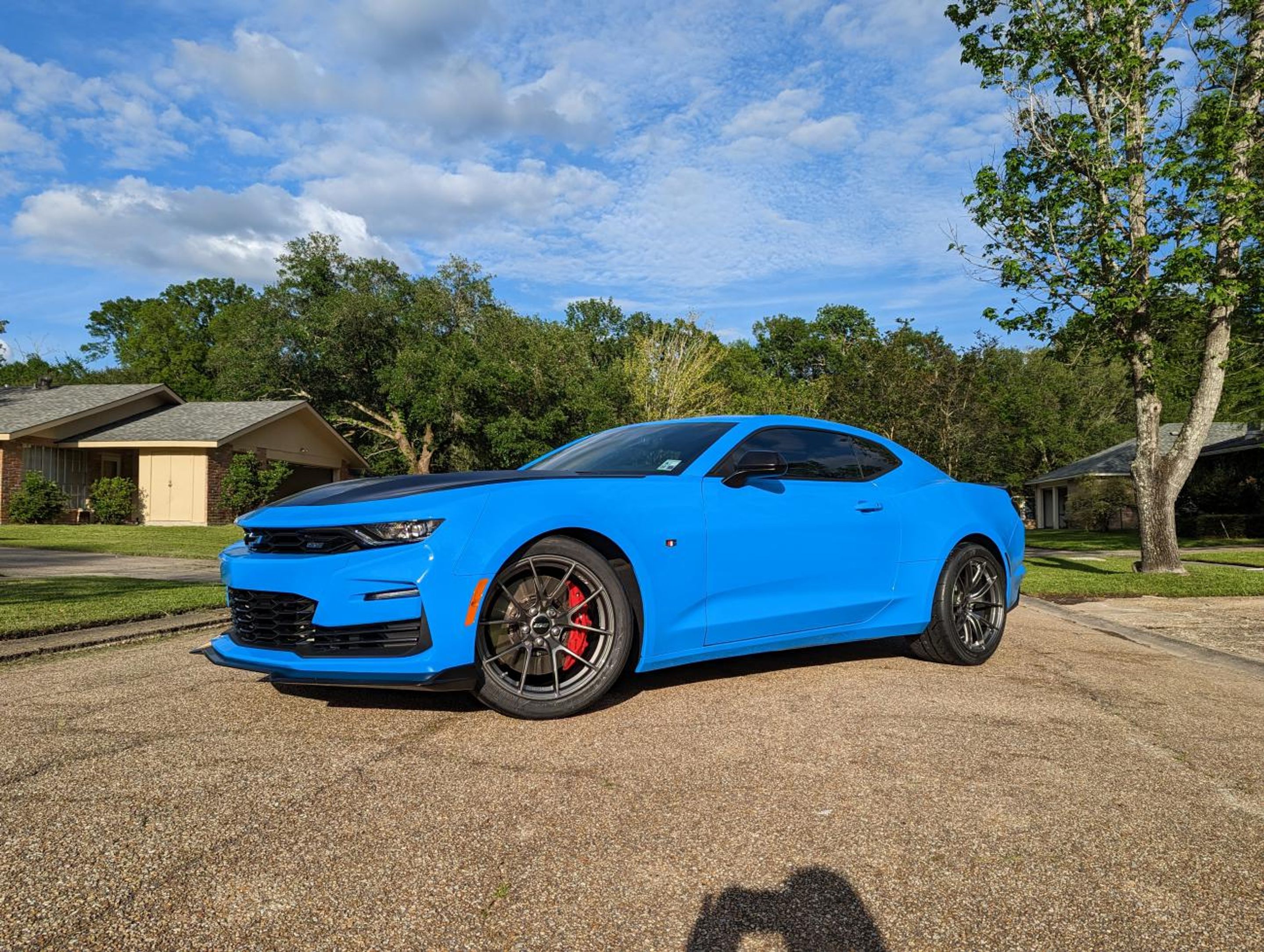 Blue Chevrolet 6th Gen Camaro SS 1LE with 19" VS-5RS Apex wheels in Anthracite