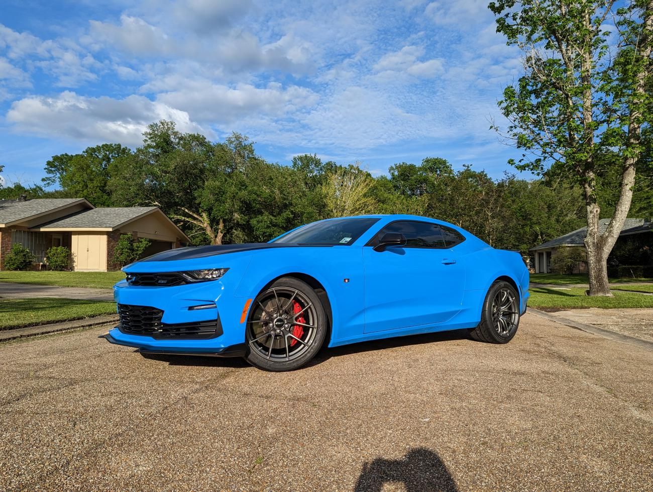Blue Chevrolet 6th Gen Camaro SS 1LE with 19" VS-5RS Apex wheels in Anthracite