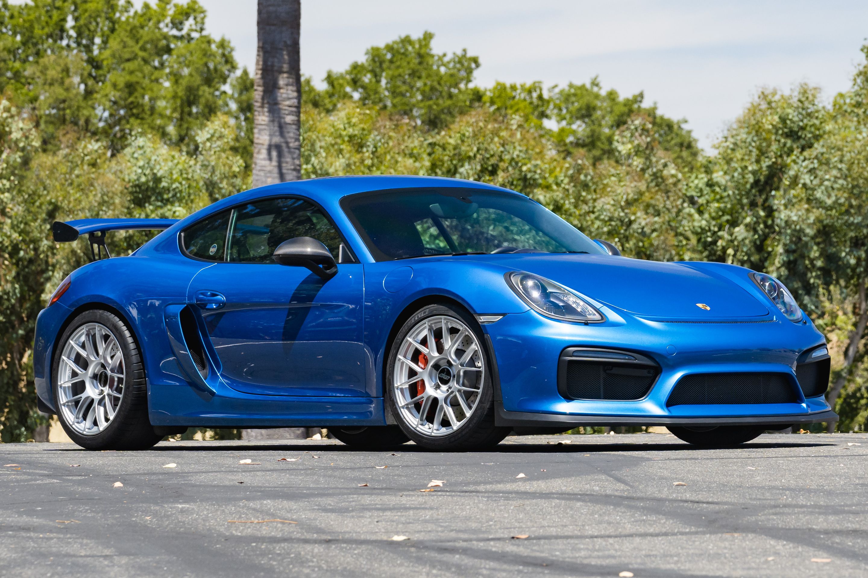 Blue Porsche 981 Cayman GT4 with 19" EC-7RS Apex wheels in Race Silver