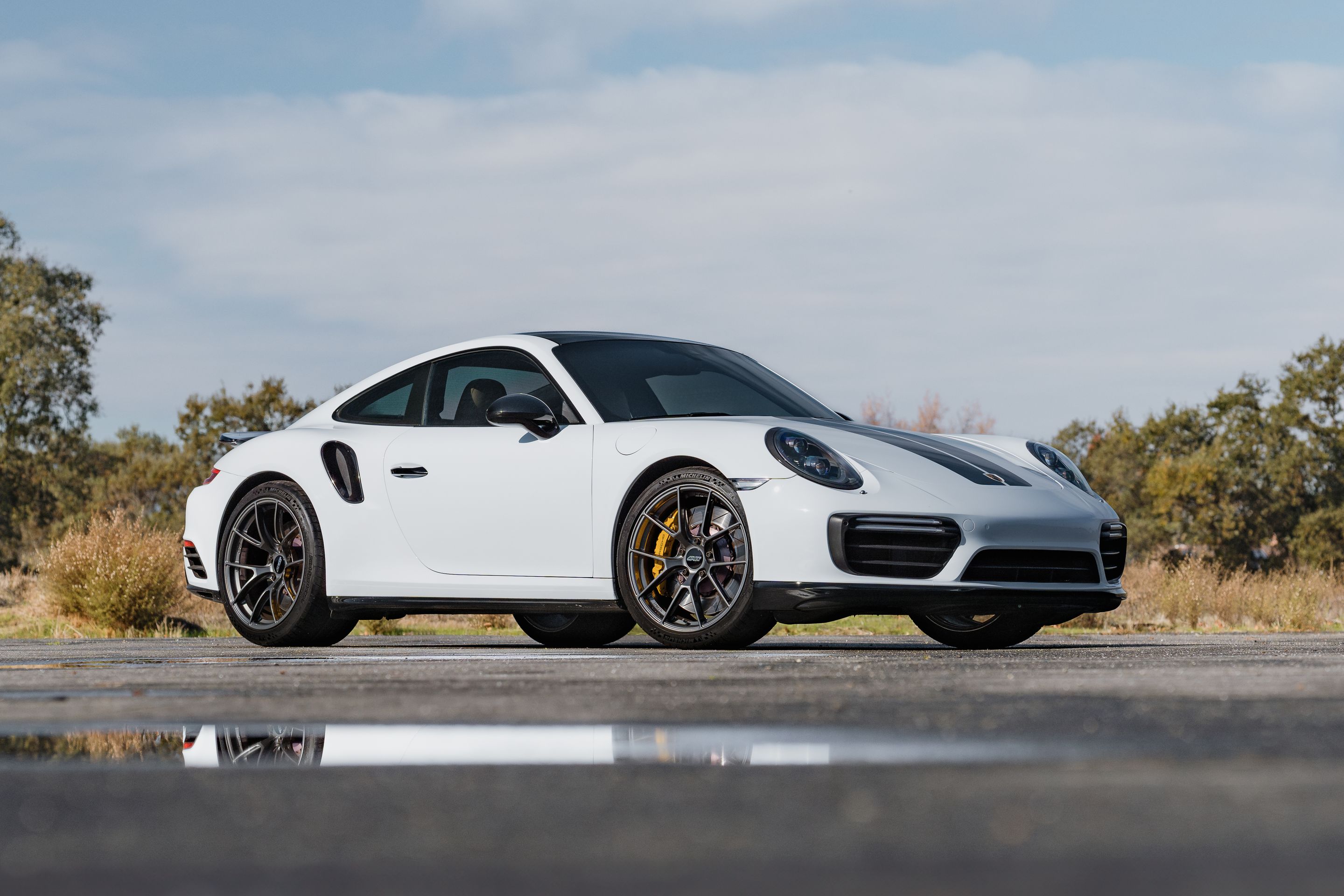 White Porsche 911 991.2 Turbo S with 20" VS-5RS Apex wheels in Anthracite