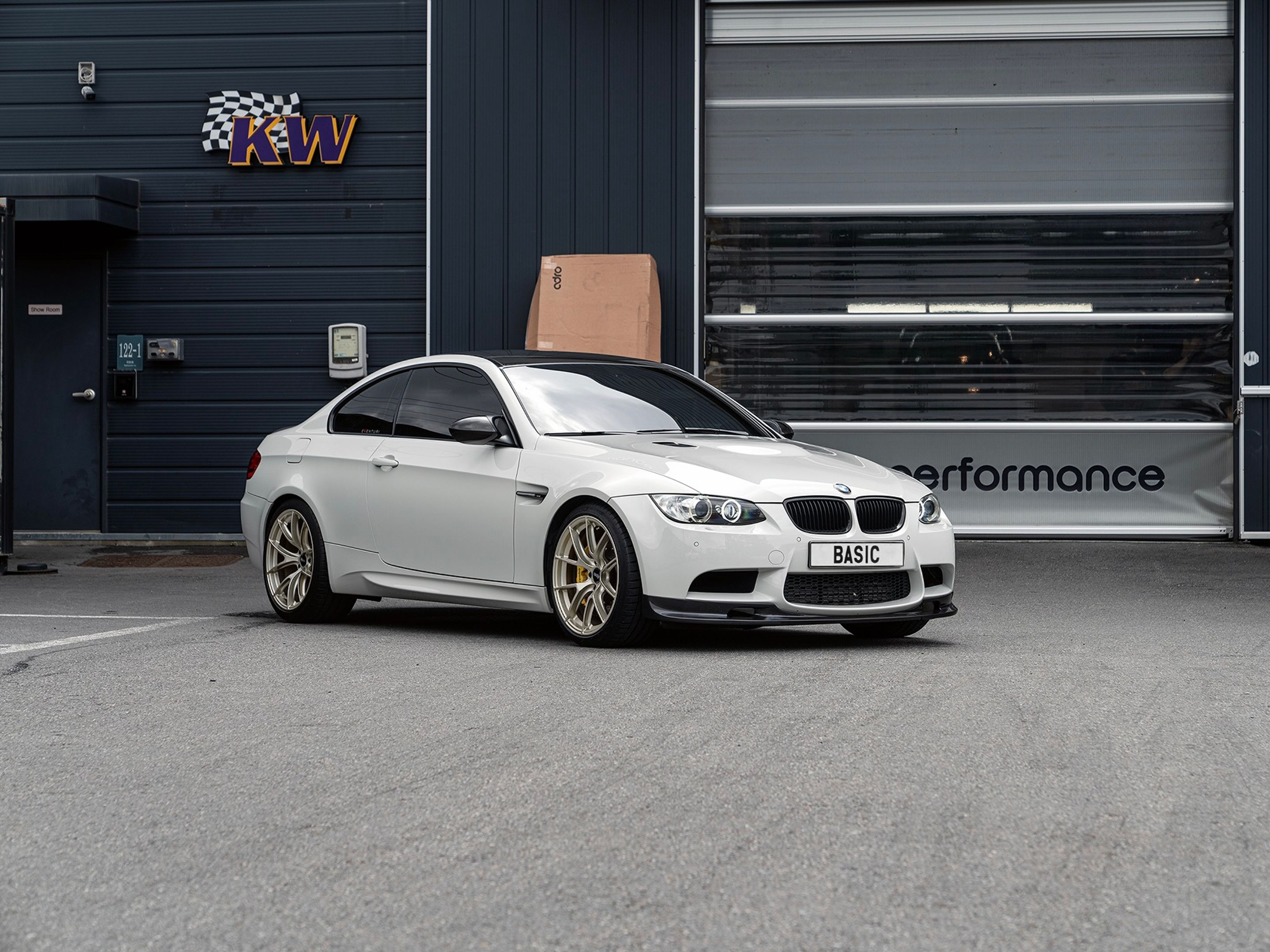 White BMW E92 Coupe M3 with 19" VS-5RS Apex wheels in Motorsport Gold