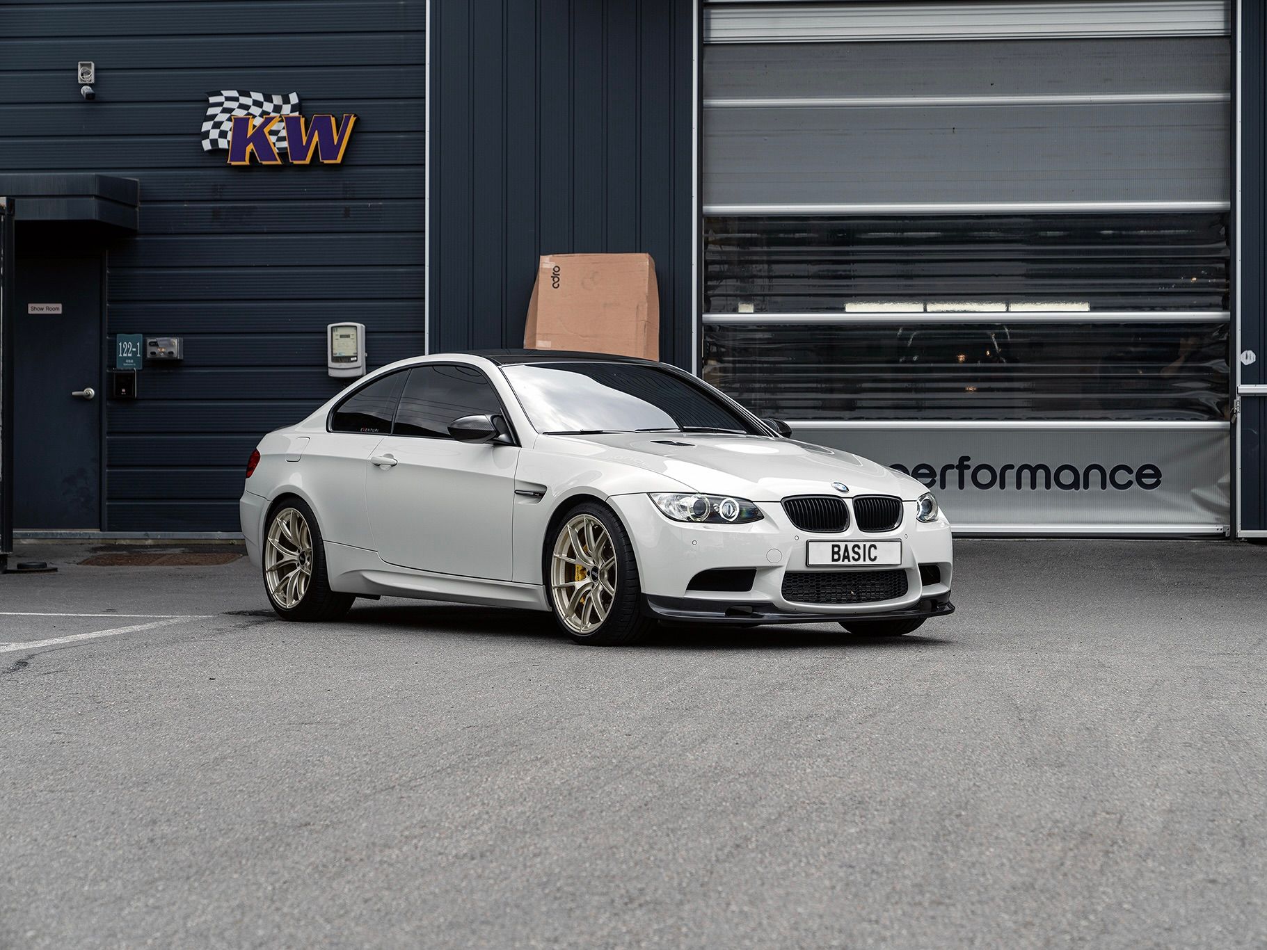 White BMW E92 Coupe M3 with 19" VS-5RS Apex wheels in Motorsport Gold