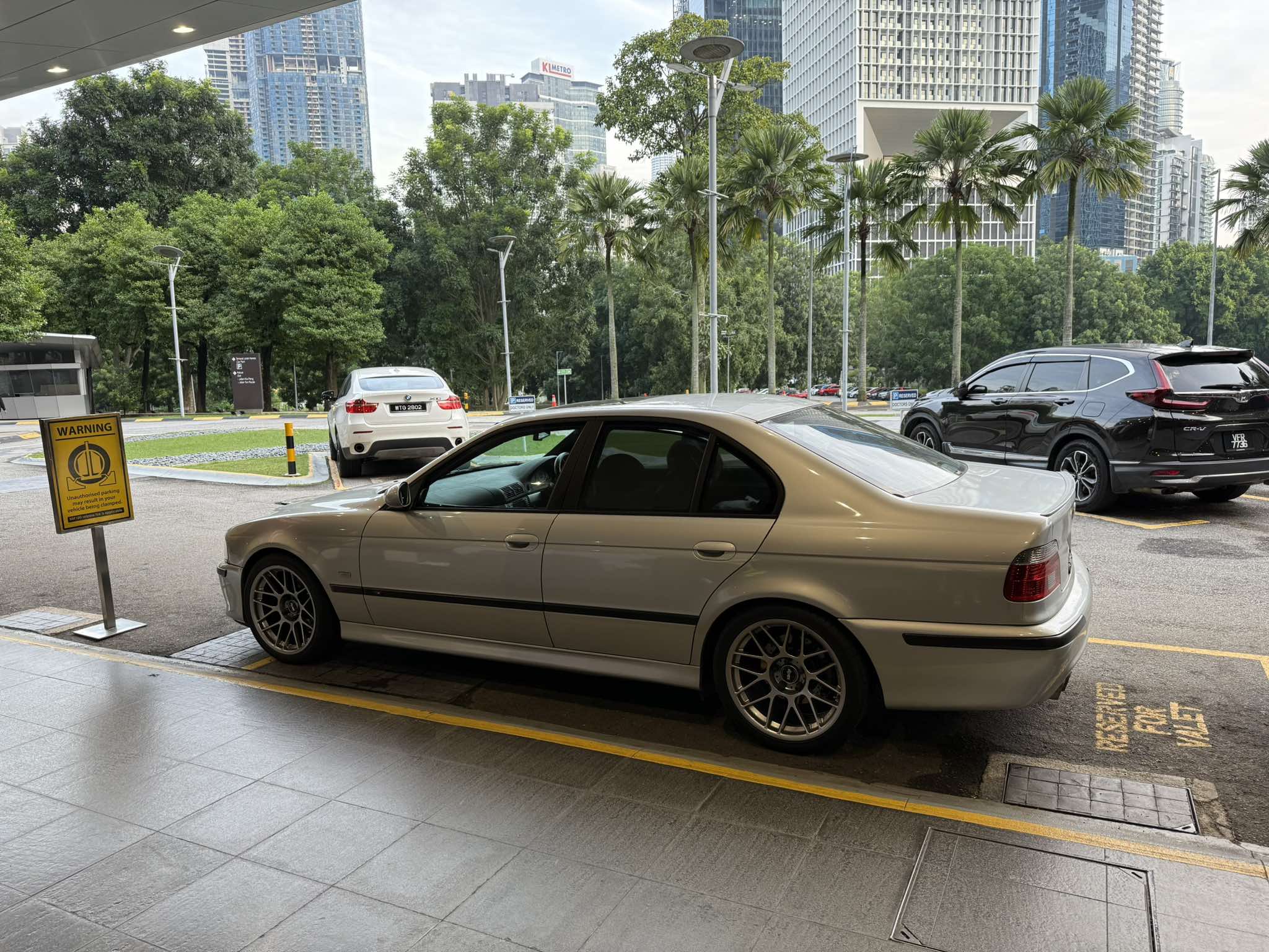 Silver BMW M5 - ARC-8 in Hyper Black