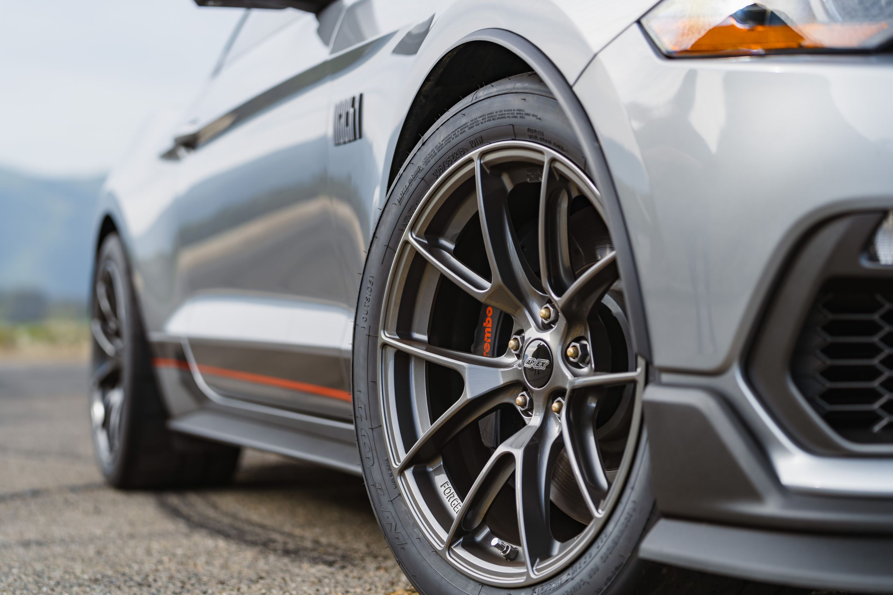 Silver Ford S550 Mustang Mach 1 with 18" VS-5RS Apex wheels in Anthracite