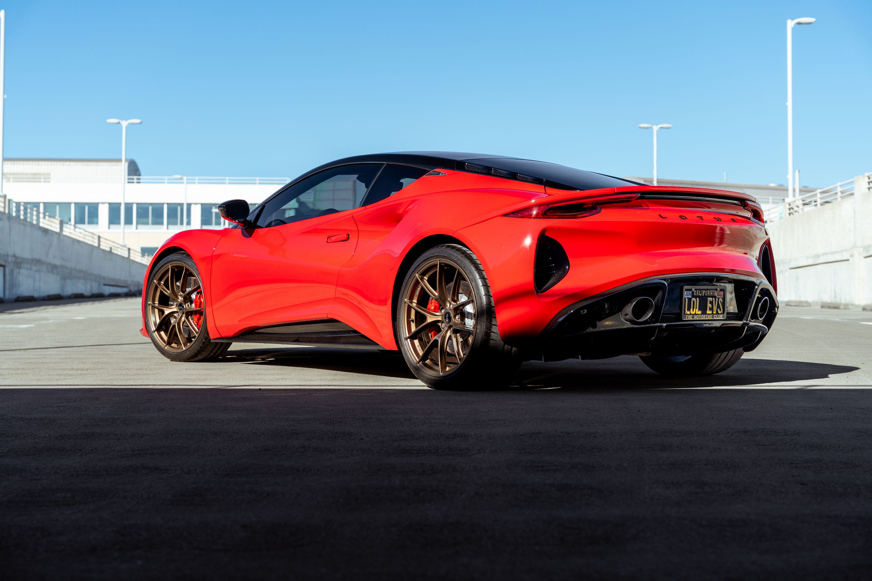 Red Lotus Emira with 20" VS-5RS Apex wheels in Anthracite