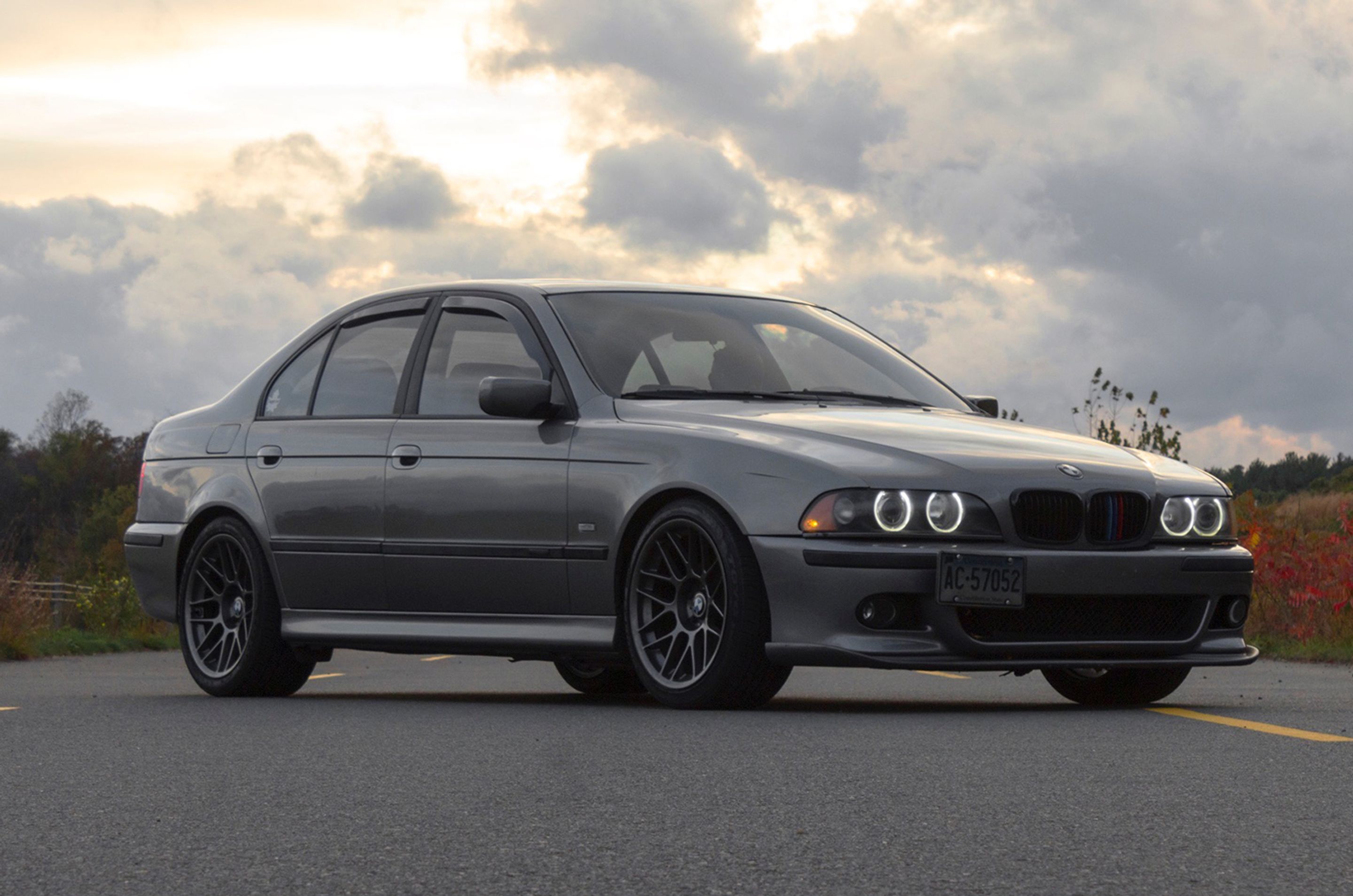Silver BMW E39 5 Series with 18" ARC-8 Apex wheels in Anthracite