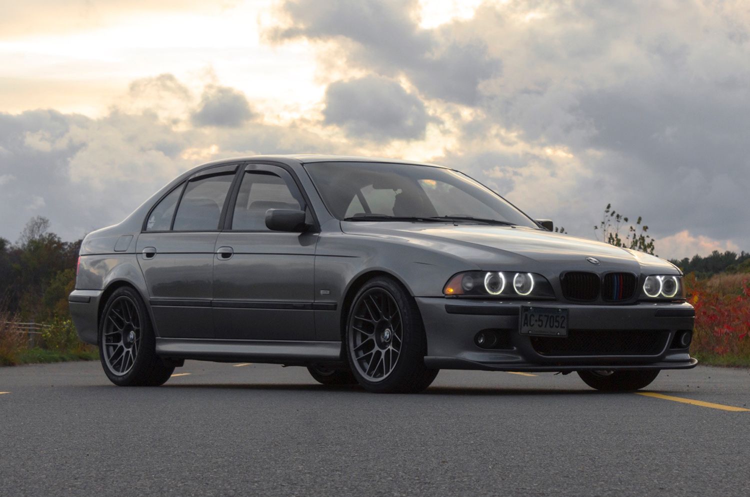 Silver BMW E39 5 Series with 18" ARC-8 Apex wheels in Anthracite