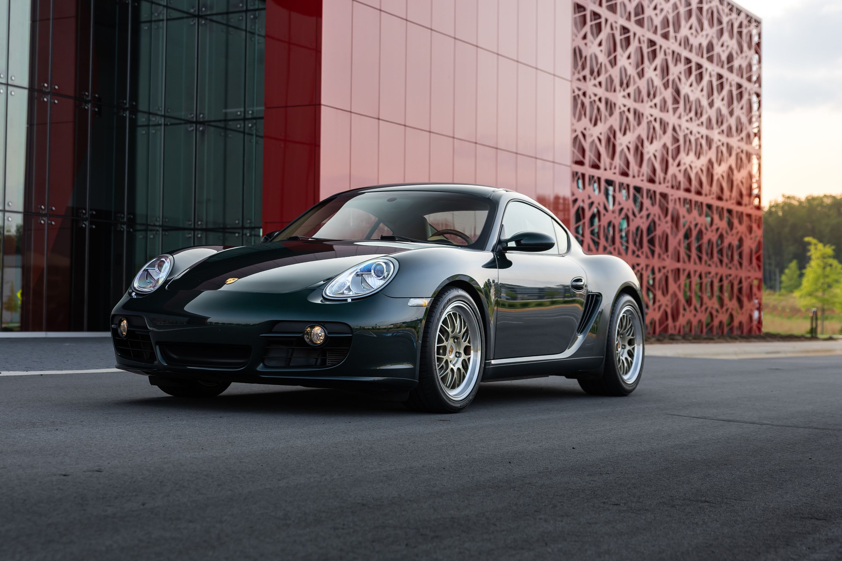 Green Porsche 987 Cayman S with 18" ML-10RT Apex wheels in Machined Lip Gloss Motorsport Gold