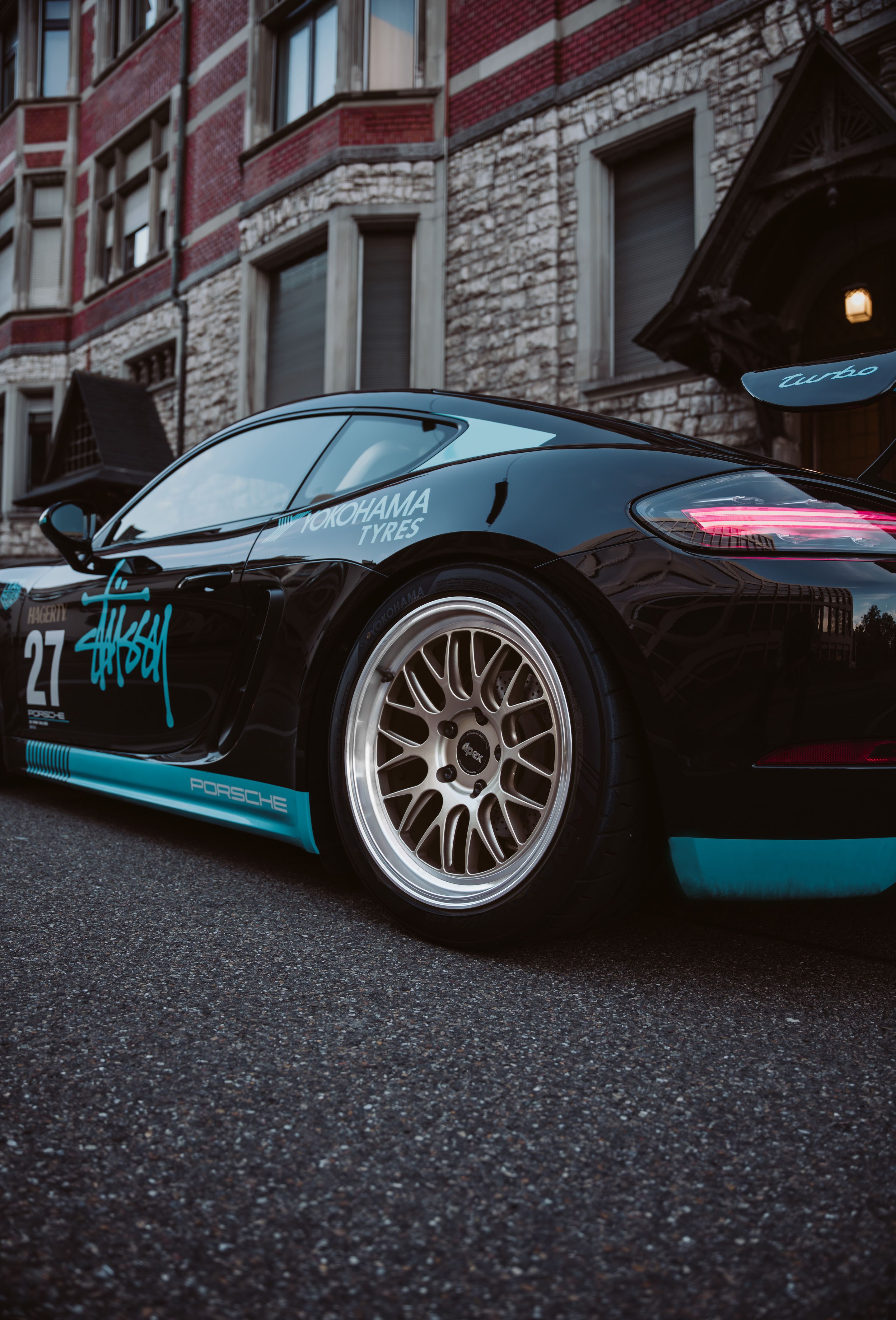 Black Porsche 718 Cayman Base with 19" ML-10RT Apex wheels in Machined Lip Gloss Motorsport Gold
