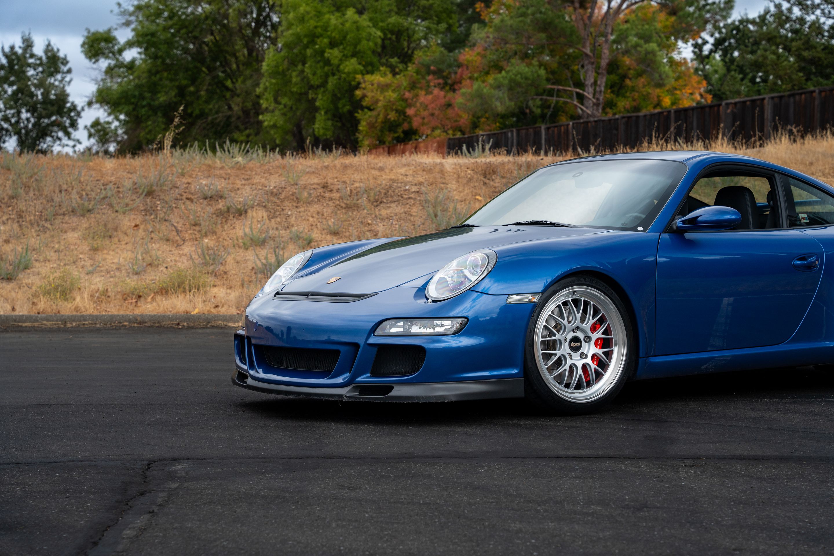 Blue Porsche 911 997 GT3 with 19" ML-10RT Apex wheels in Machined Lip Race Silver