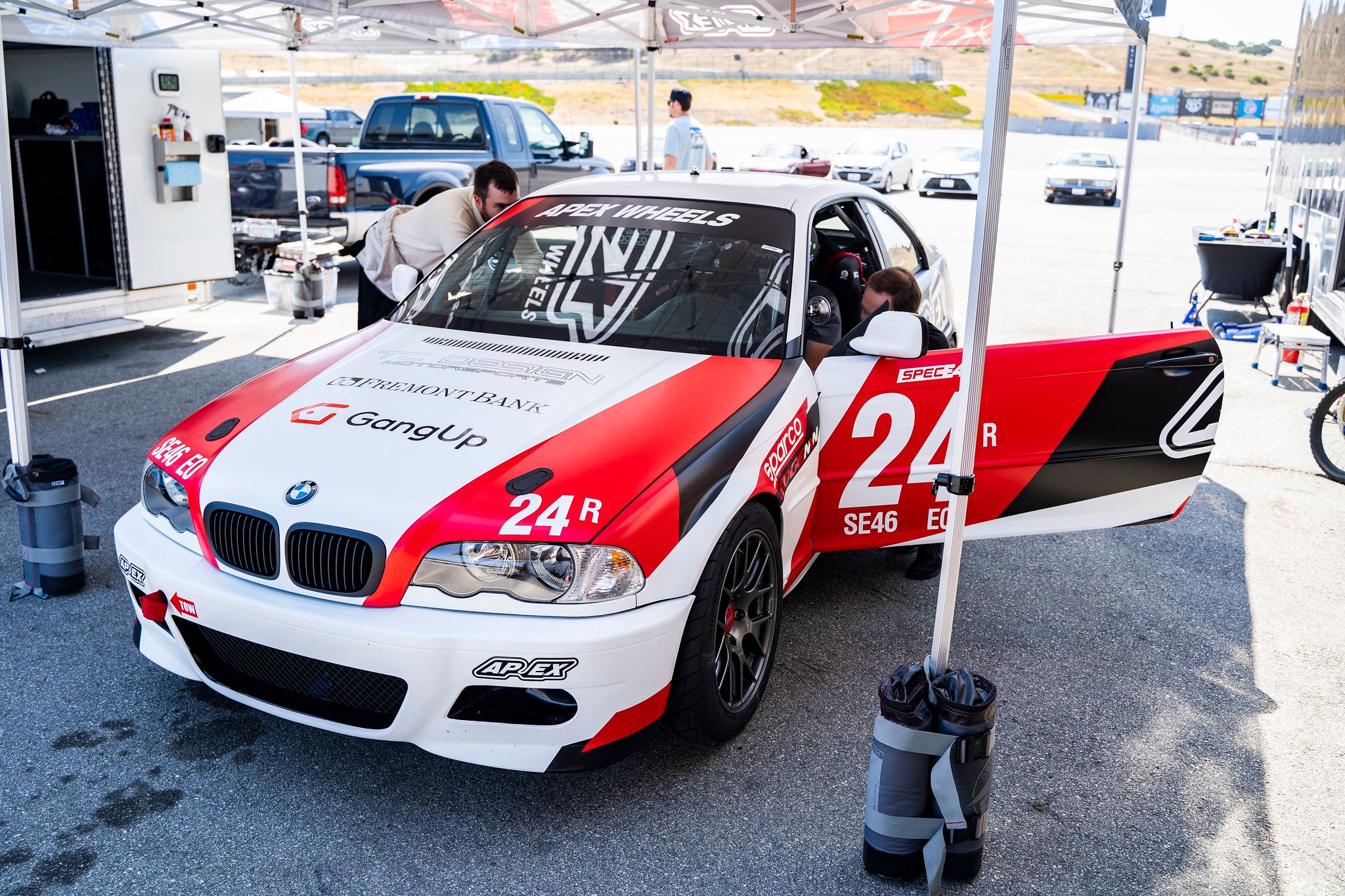 Multicolor BMW Spec E46 with 17" EC-7R Apex wheels in Anthracite